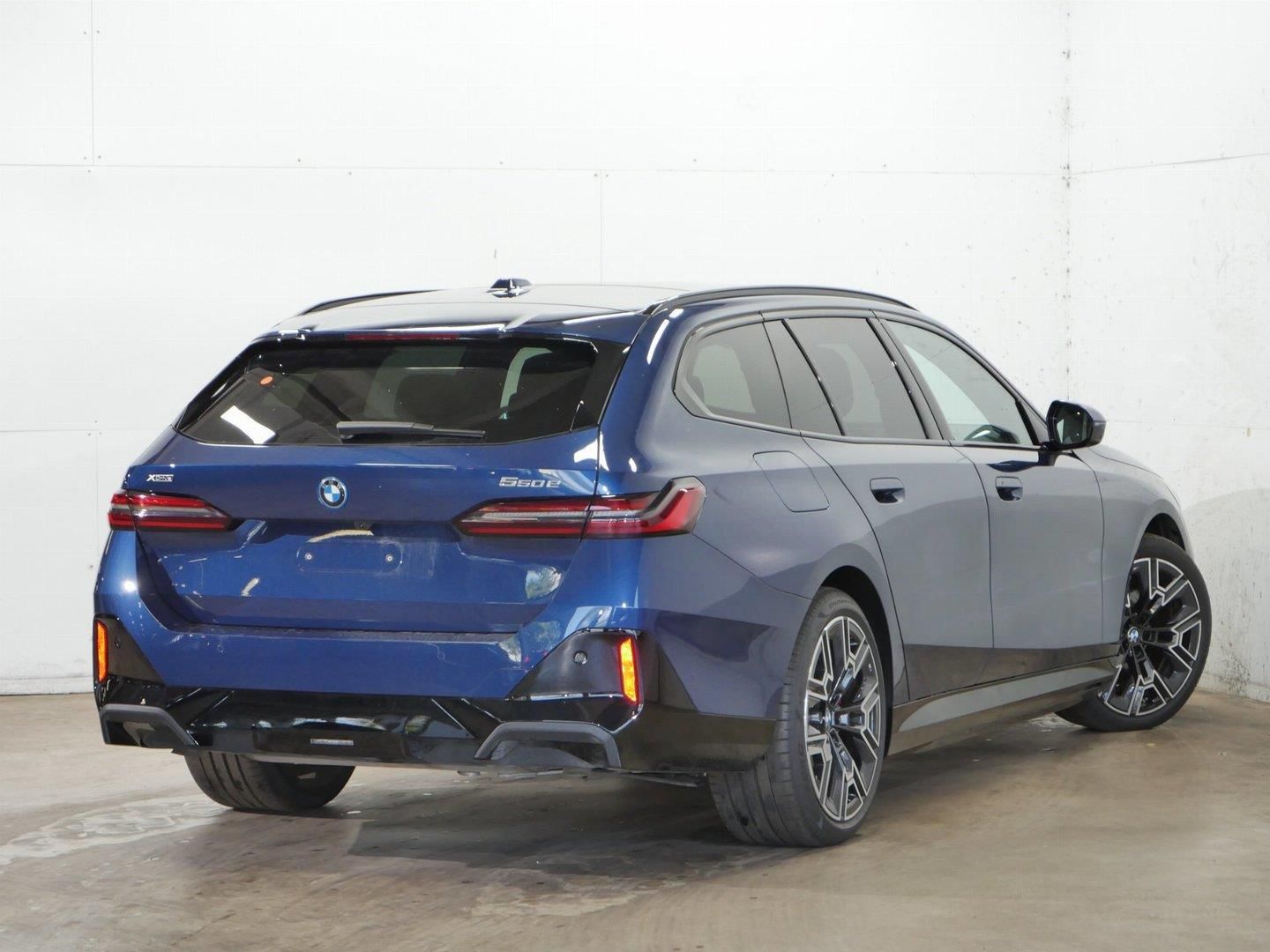 BMW Řada 5, 550e xDrive Touring M PRO - fotka 4