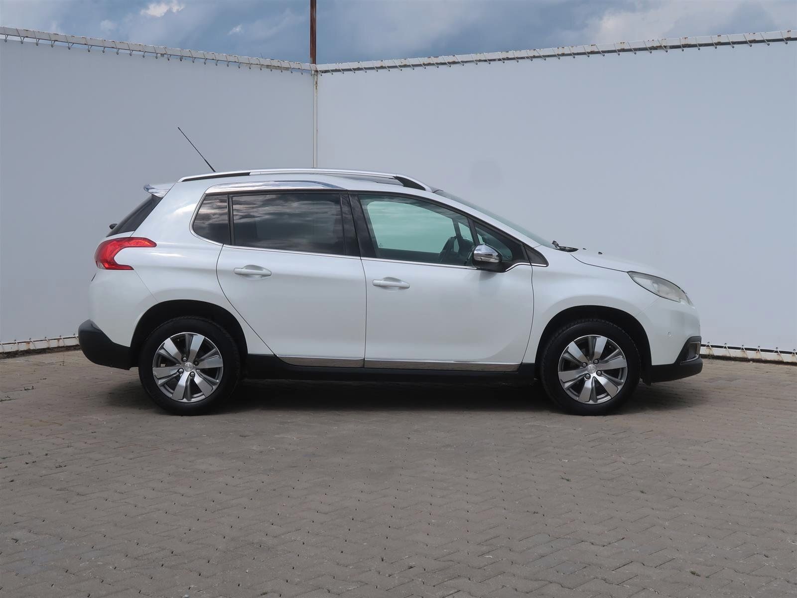 Peugeot 2008, 1.6 e-HDi - fotka 6