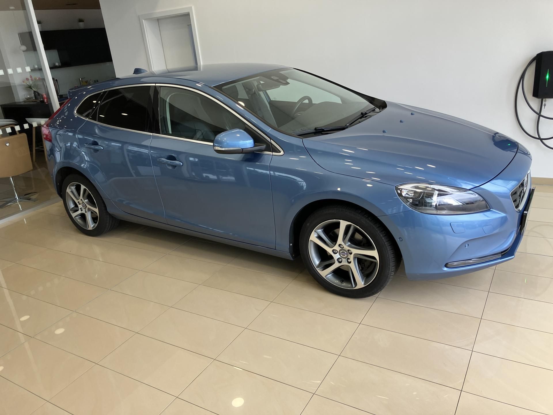 Volvo V40, T3 FWD Summum, MT6 - fotka 2