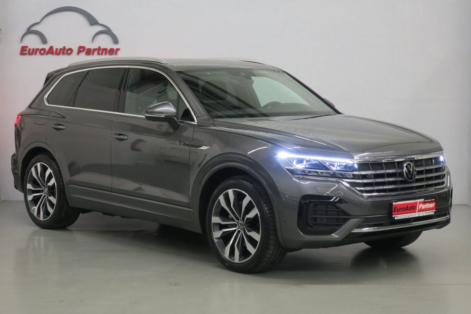 Volkswagen Touareg, R-Line 3,0TDI 210kW Nez. top. - fotka 2