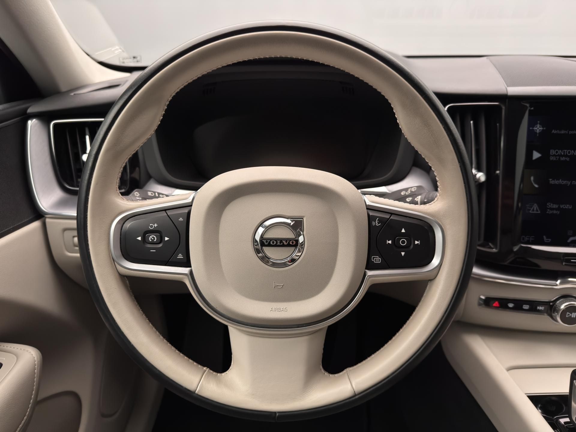 Volvo XC60, B4 AWD MOMENTUM PRO CZ 1.maj - fotka 3