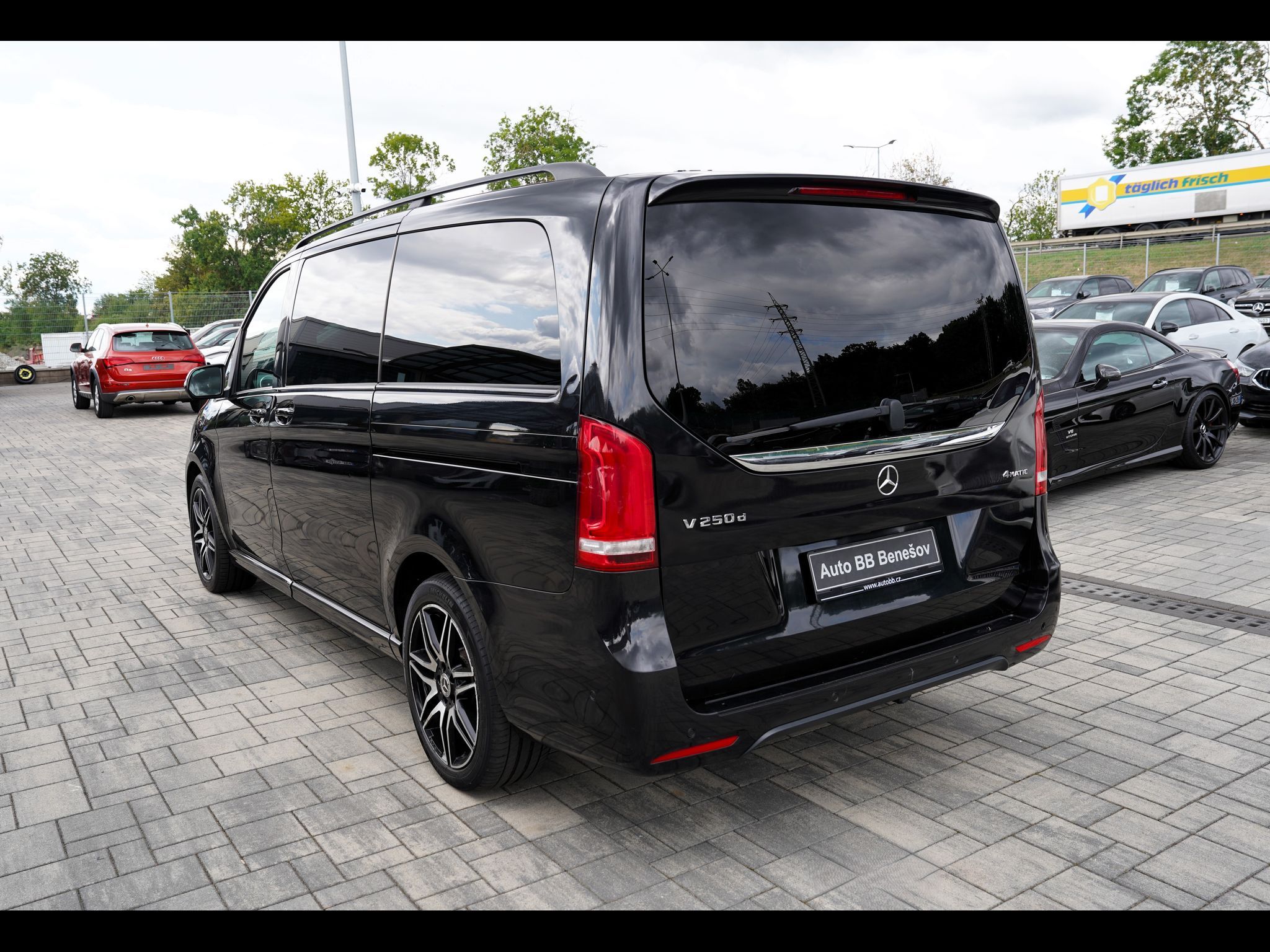 Mercedes-Benz Třídy V, V 250d L 4Matic Exclusive AMG - fotka 4