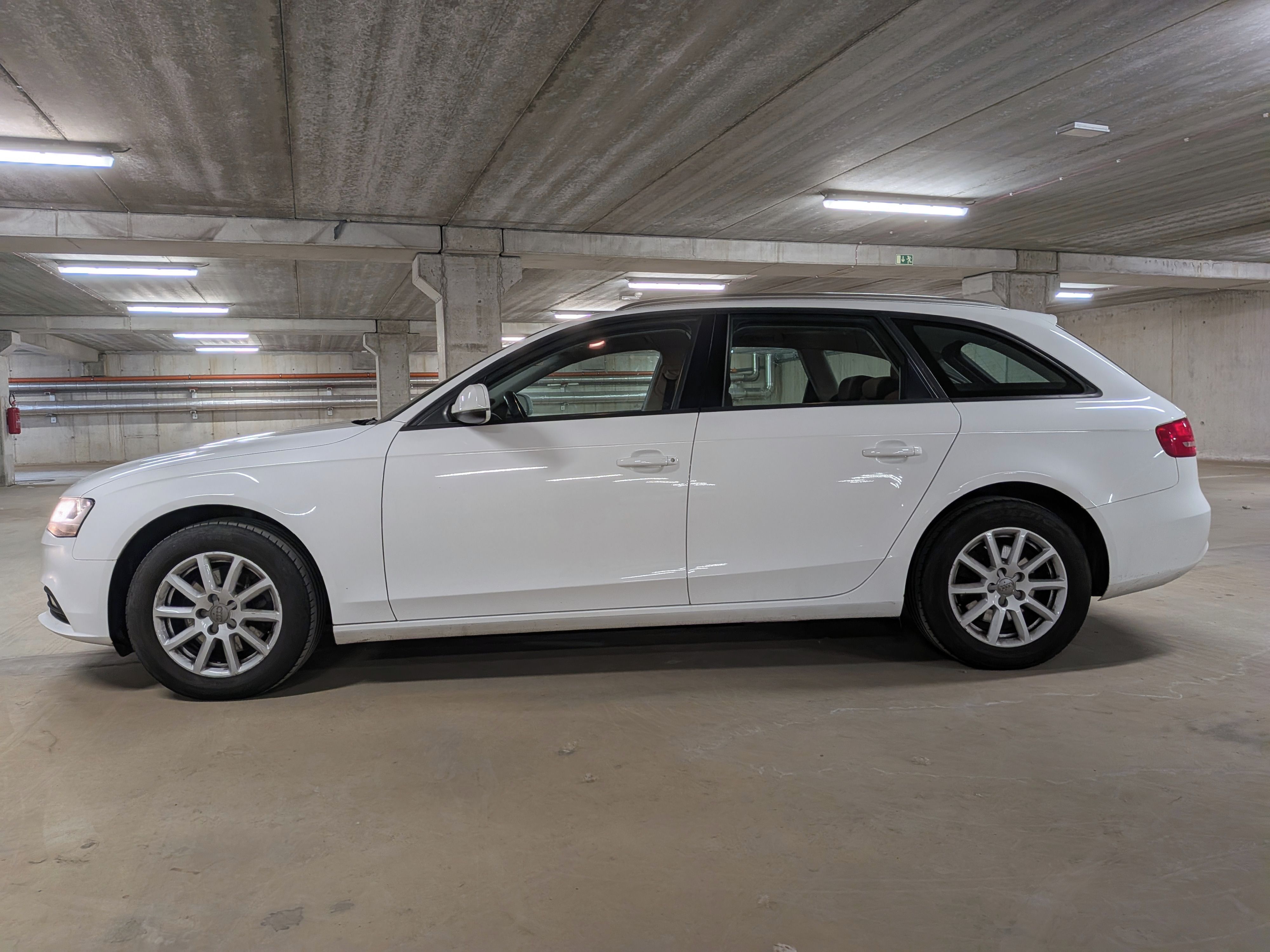 Audi A4, 2.0 TDI 105kW, STK 10/27 - fotka 5