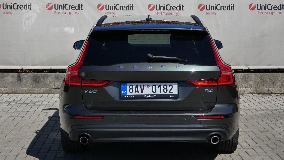 Volvo V60, B4 FWD Momentum Pro Auto - fotka 4