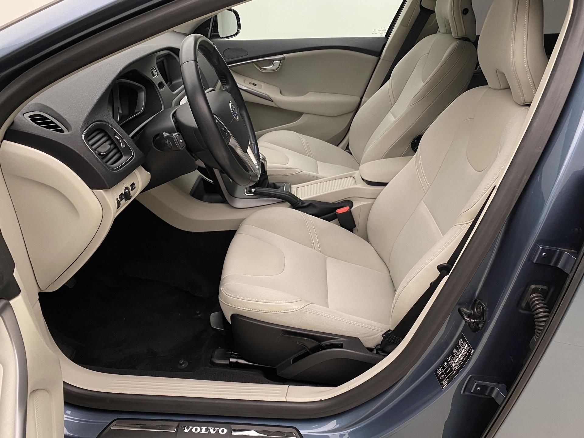 Volvo V40, D2 Momentum - fotka 3