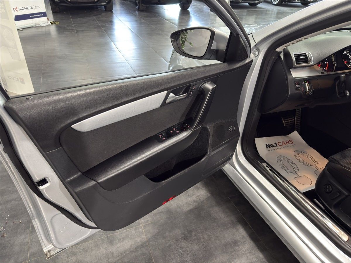 Volkswagen Passat, 2,0   TDI DSG R-LINE 130kW NAV - fotka 6