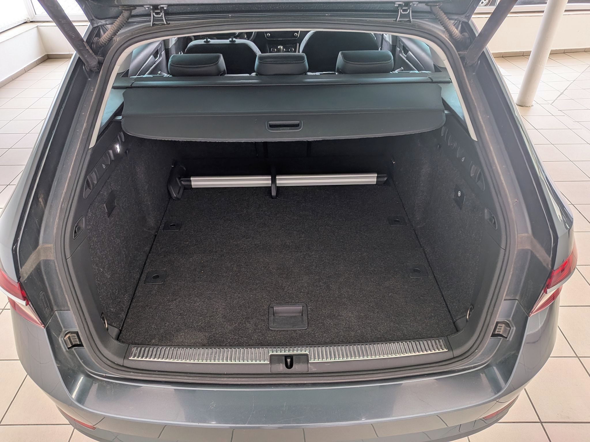 Škoda Superb, Superb Combi 2.0 TDI 110 kW - fotka 6