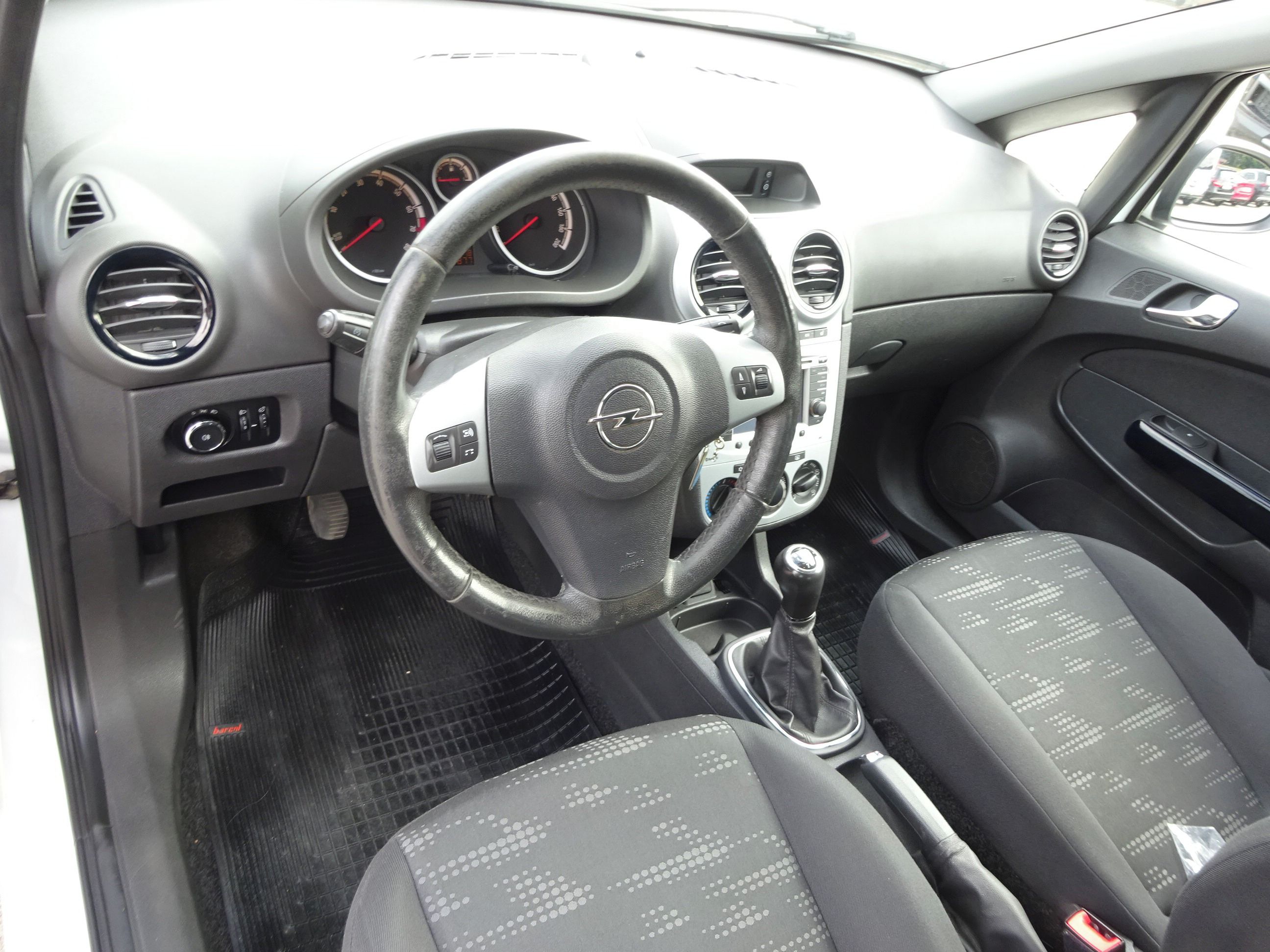 Opel Corsa, 1.2i (51 KW) klima - fotka 5