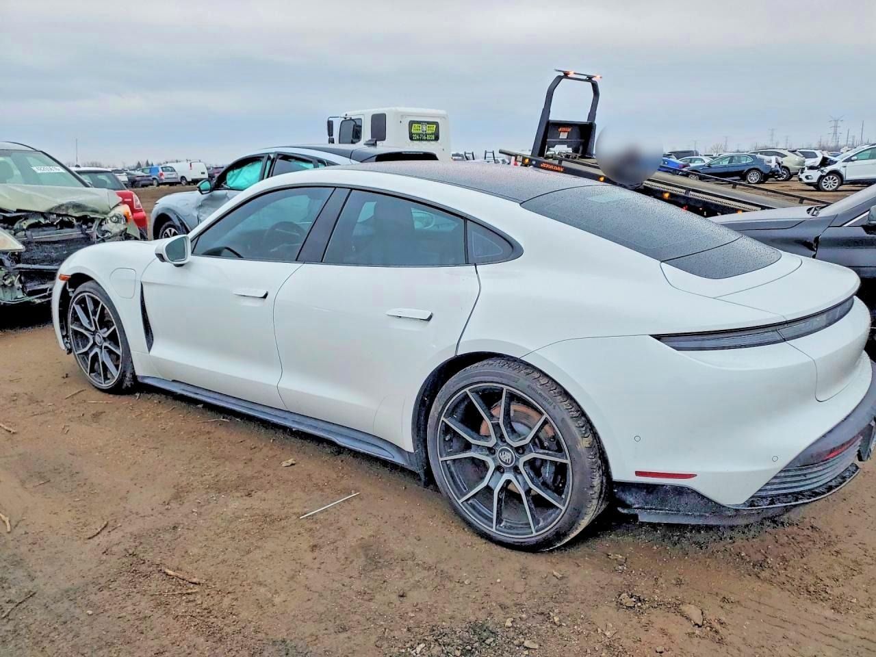 Porsche Taycan, Auto na cestě - fotka 2