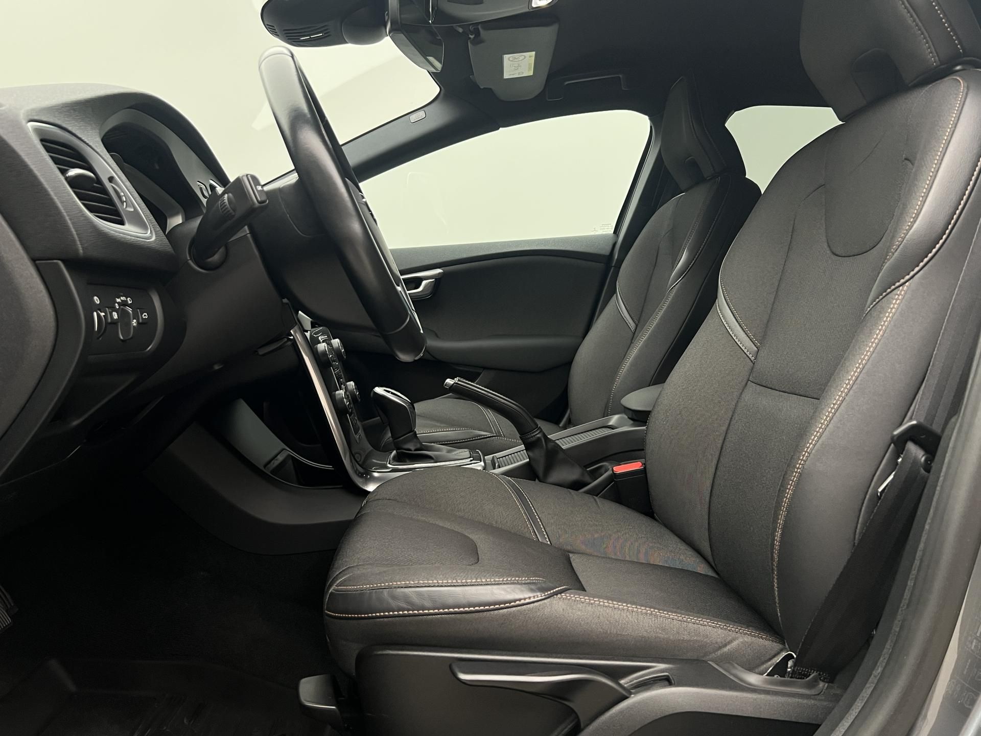 Volvo V40, CC D3 PLUS AUT - fotka 3