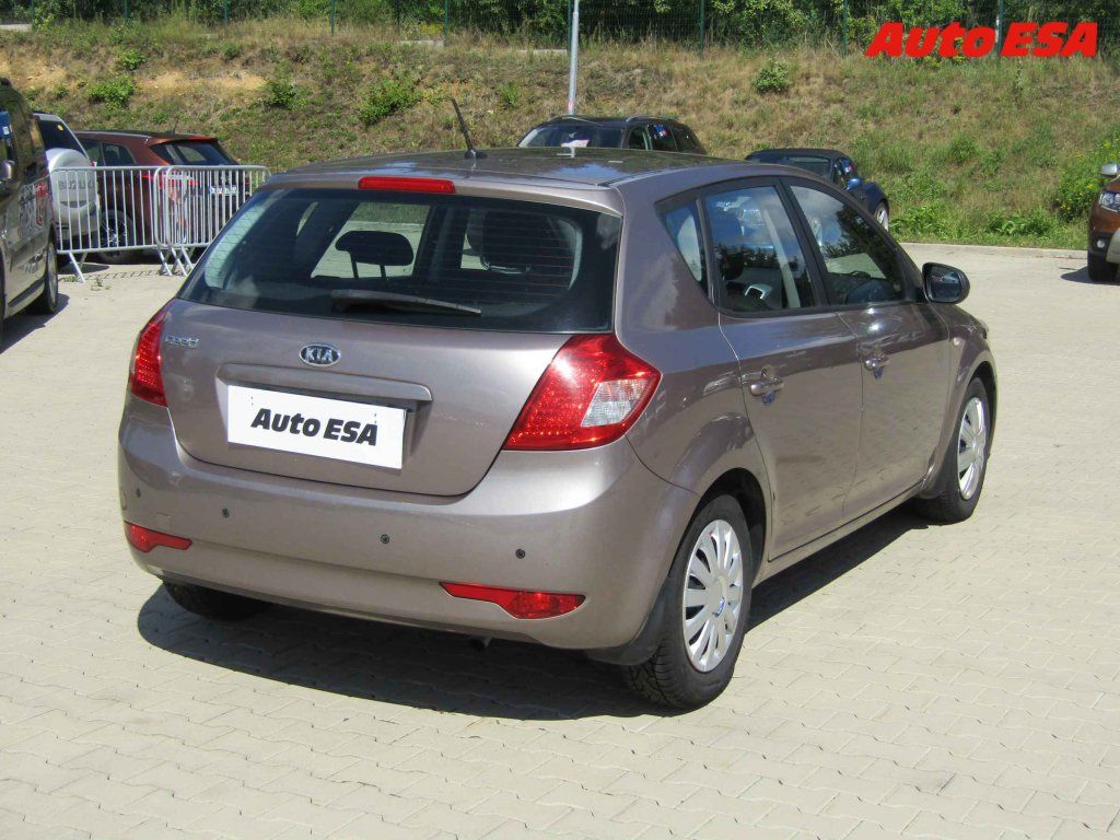 Kia Cee´d, 1.4CVVT,ČR,AC,park.čidla - fotka 4