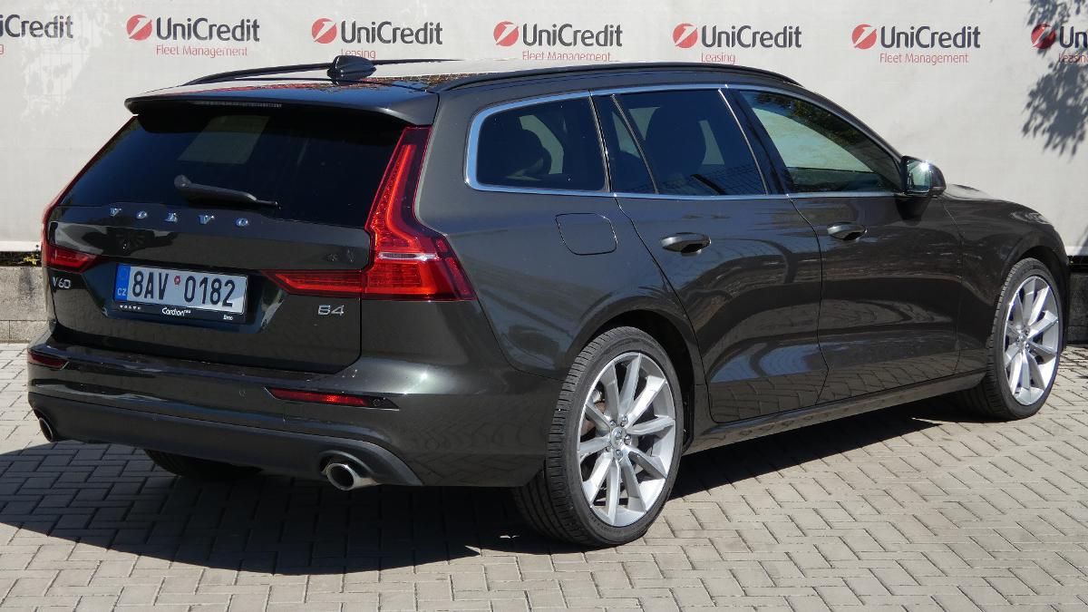 Volvo V60, B4 FWD Momentum Pro Auto - fotka 3