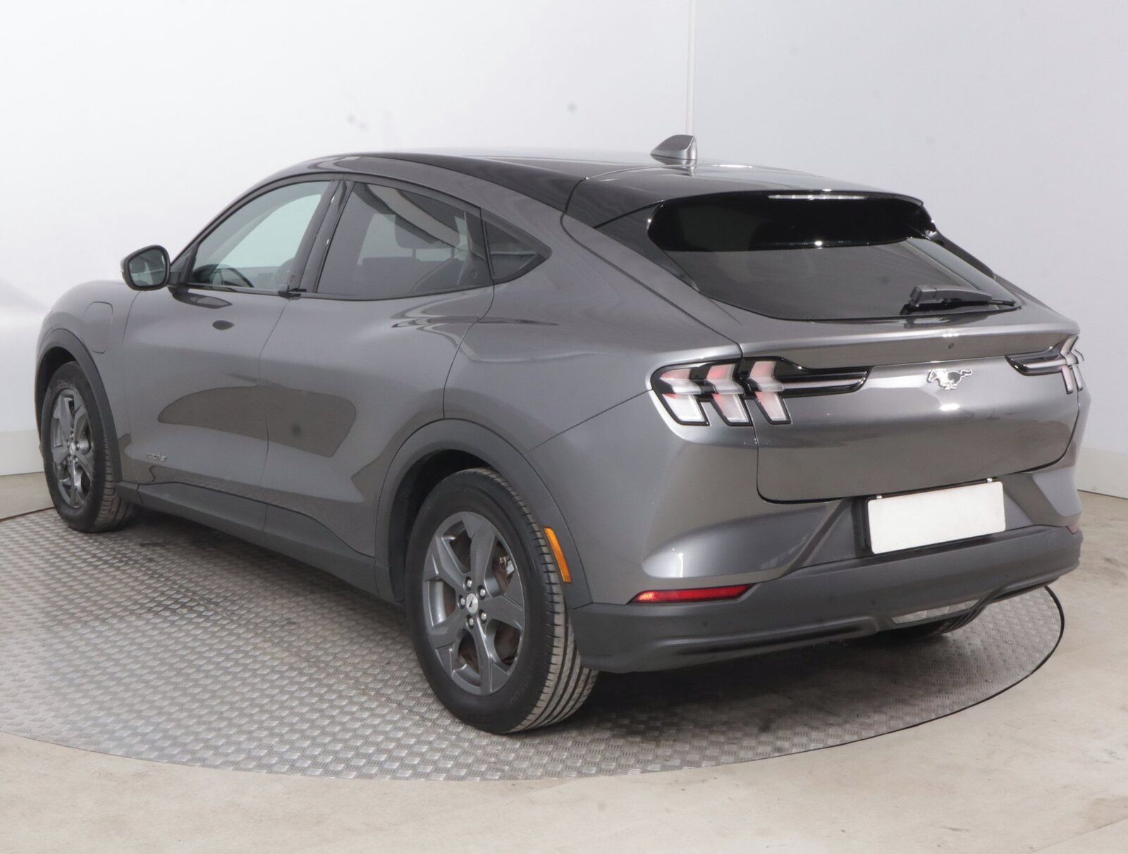 Ford Mustang Mach-E, Standard Range RWD, Automat - fotka 4