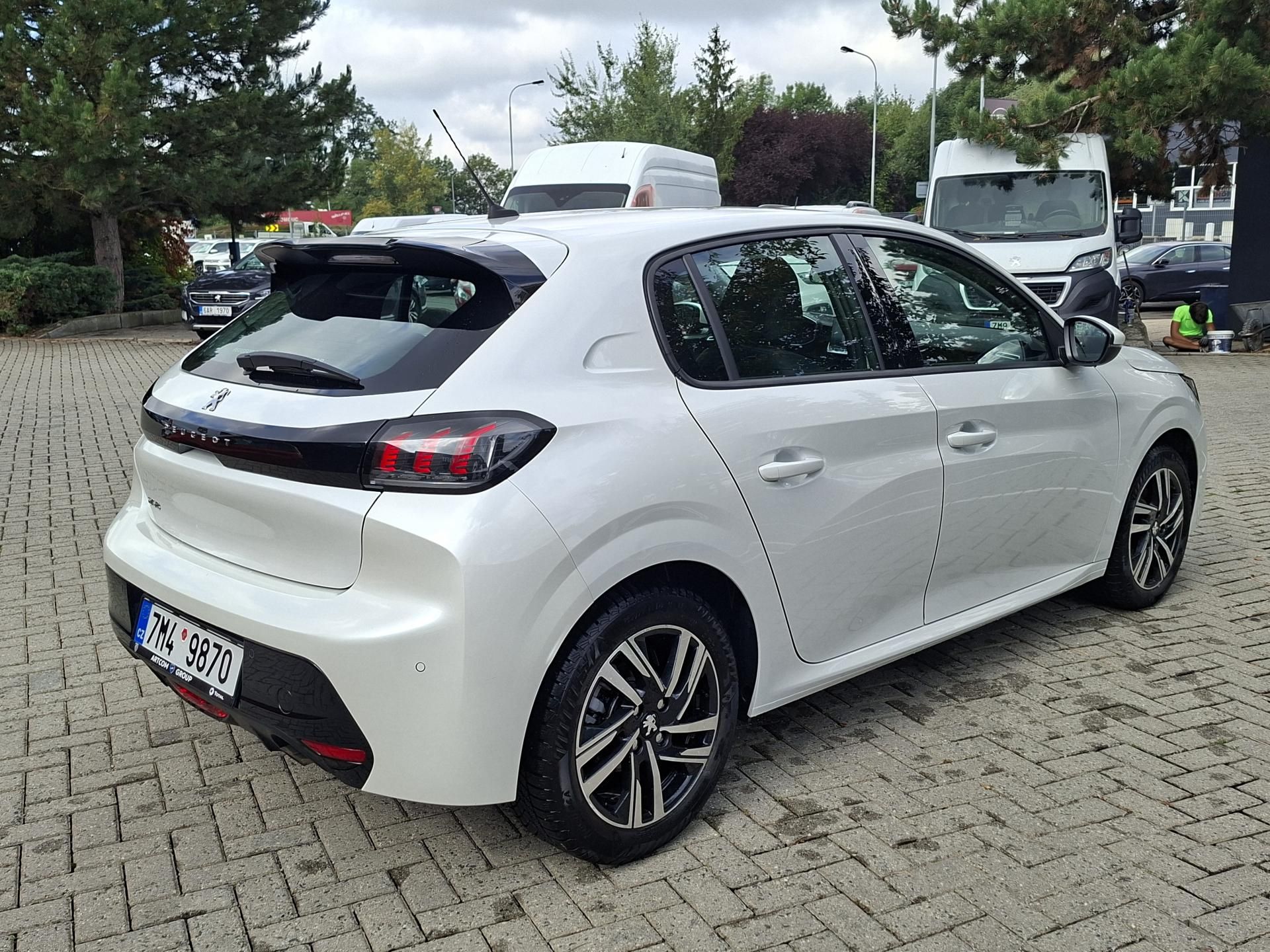 Peugeot 208, Allure 1.2 74 kW EAT8 - fotka 4