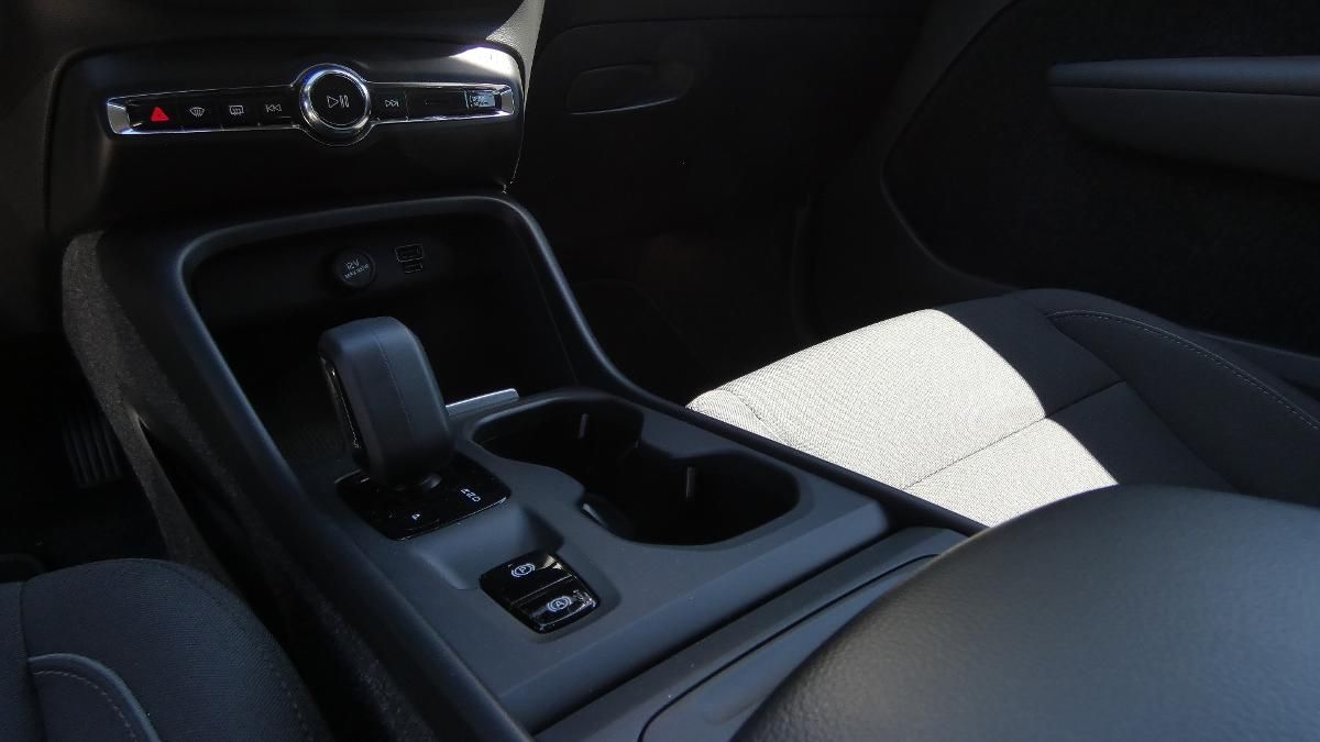 Volvo XC40, B4 mHEV AWD aut. Momentum Pro - fotka 6