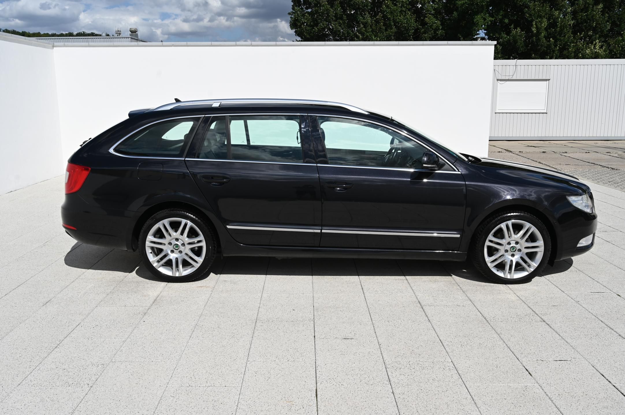 Škoda Superb, 2.0TDI 125KW DSG Elegan. 12/09 - fotka 4