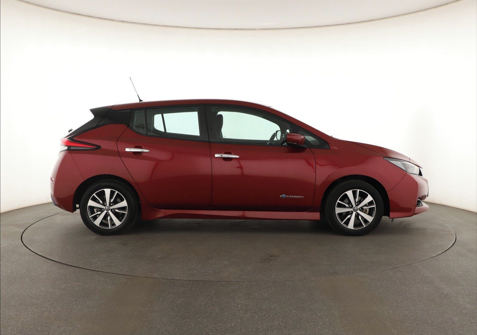 Nissan LEAF, 40 kWh, SoH 88%, Automat - fotka 6
