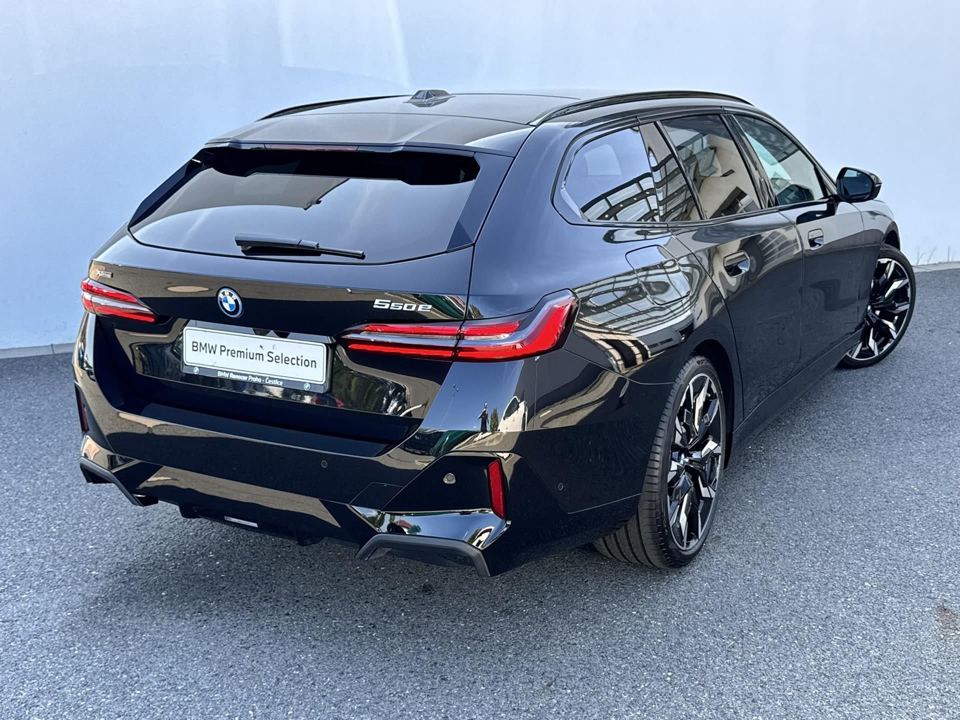BMW Řada 5, 550e xDrive Touring M PRO - fotka 2