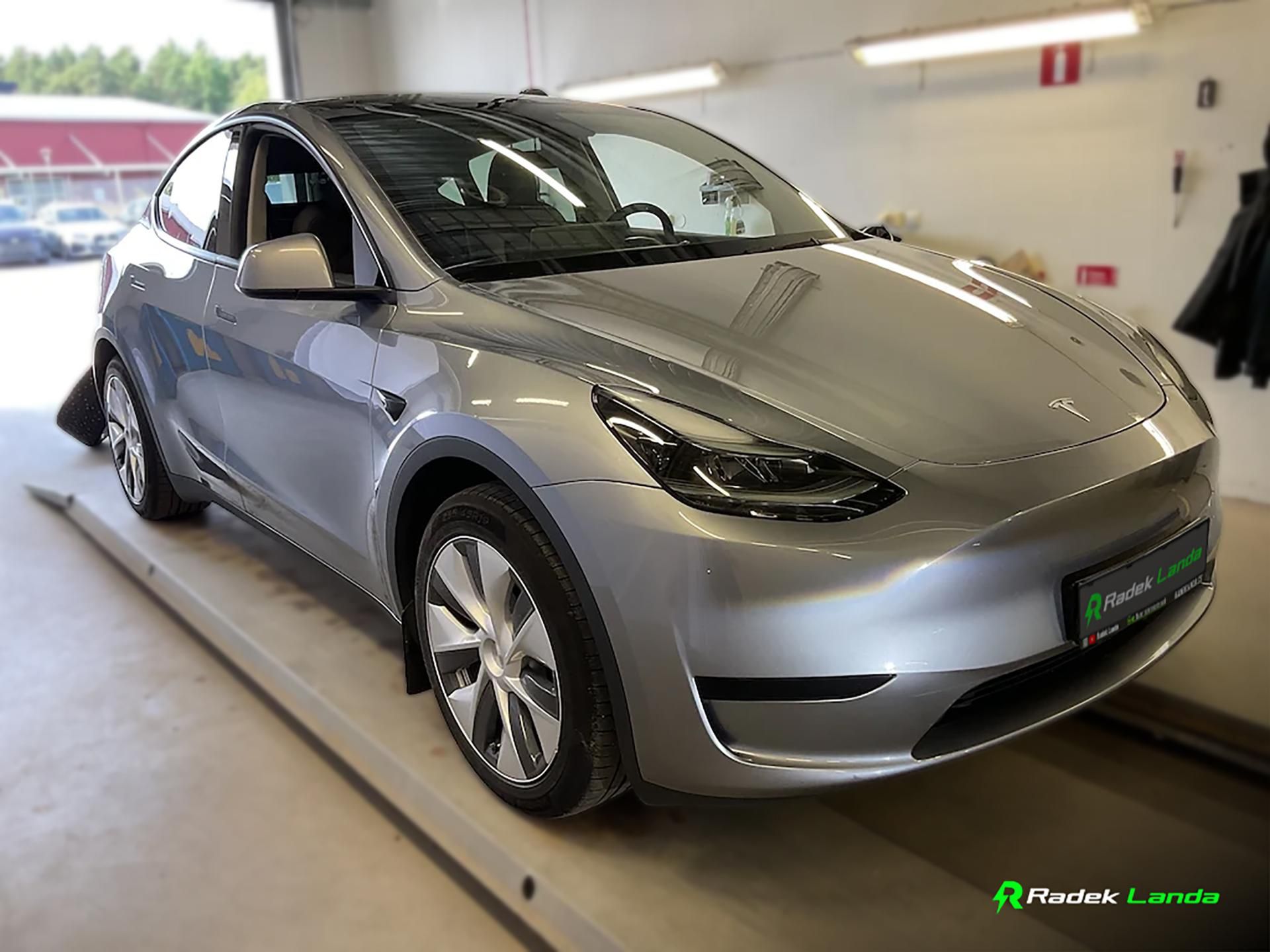 Tesla Model Y, LFP Berlín, tažné, Quicksilver