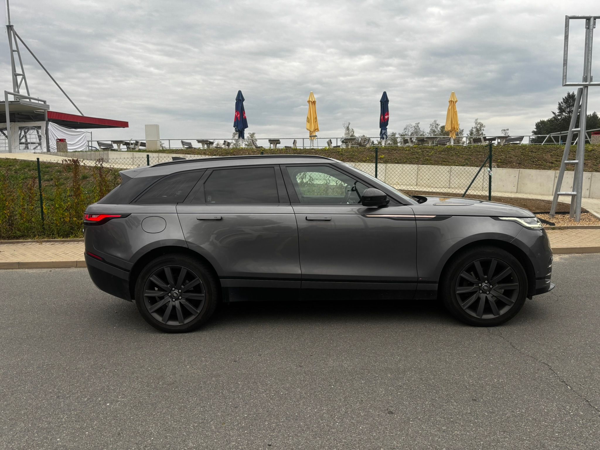 Land Rover Range Rover Velar, 3.0 D275 R DYNAMIC AWD ČR - fotka 2