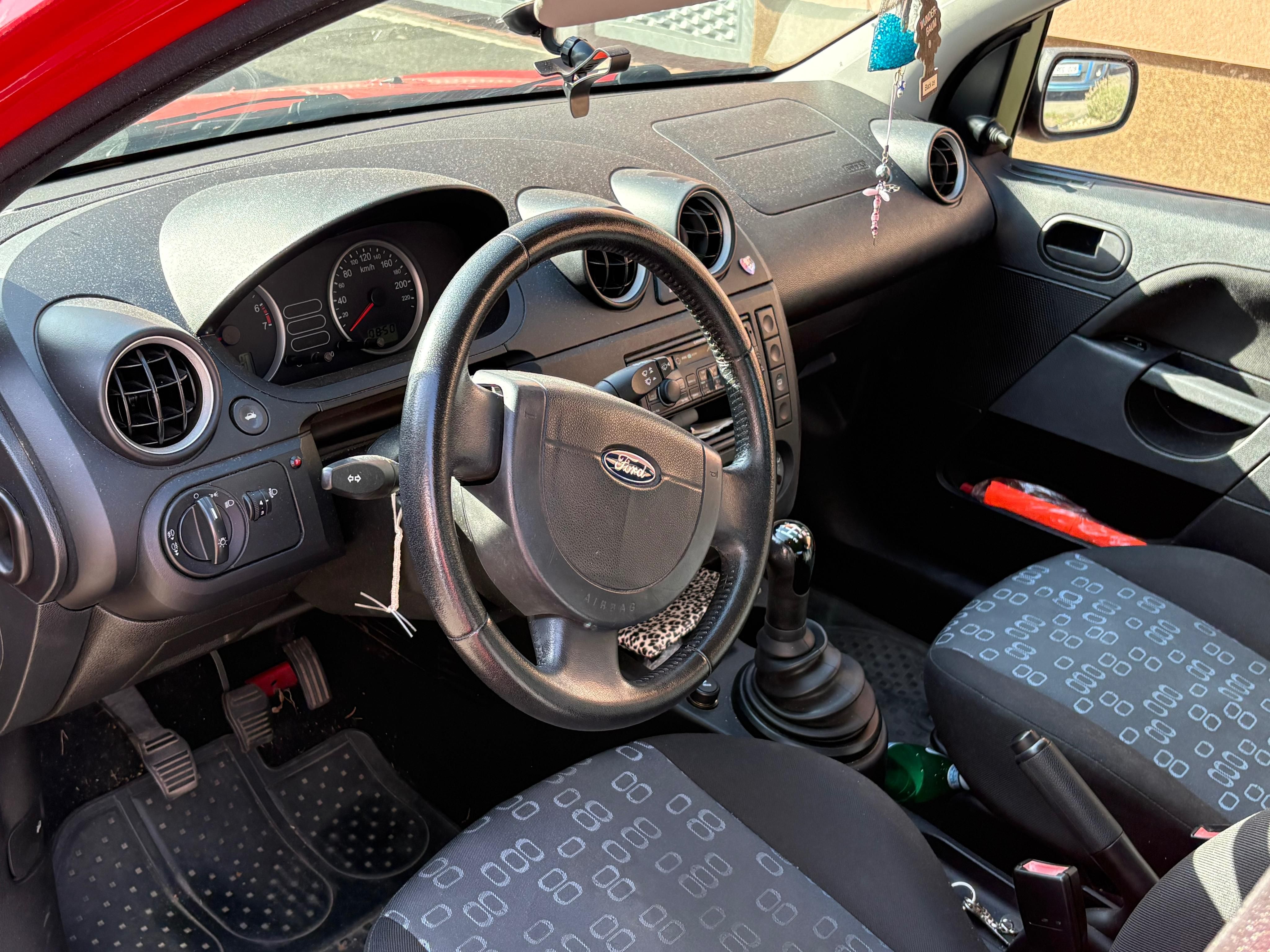Ford Fiesta, Fiesta 1.4 benzin servisovano - fotka 4