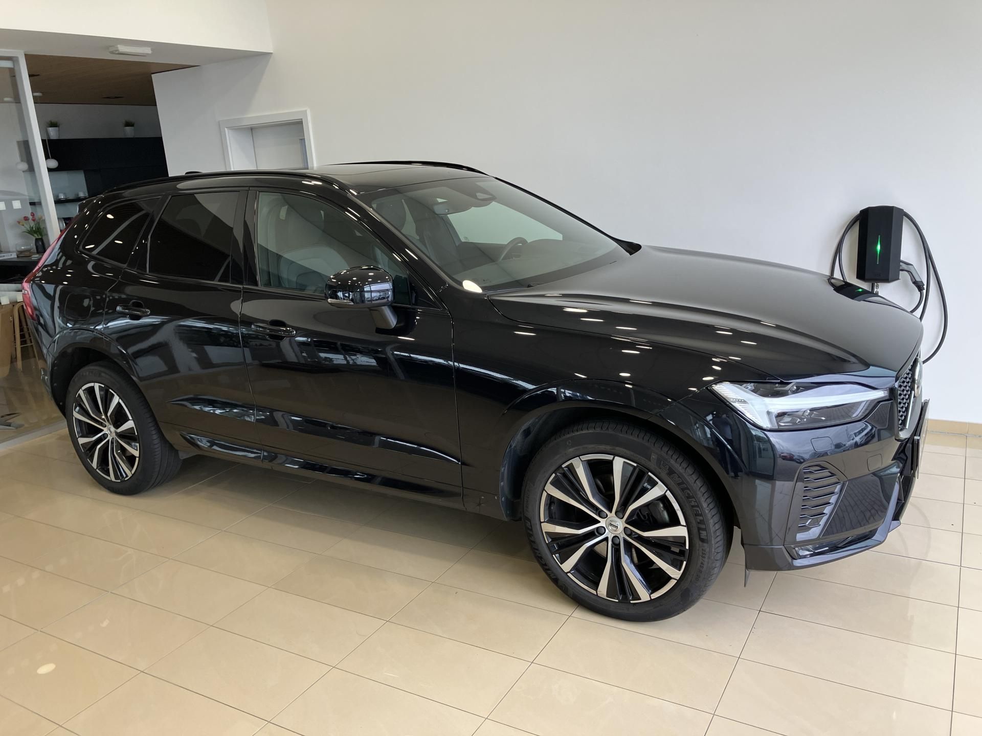 Volvo XC60, B4 FWD Ultimate Dark AT8 - fotka 2