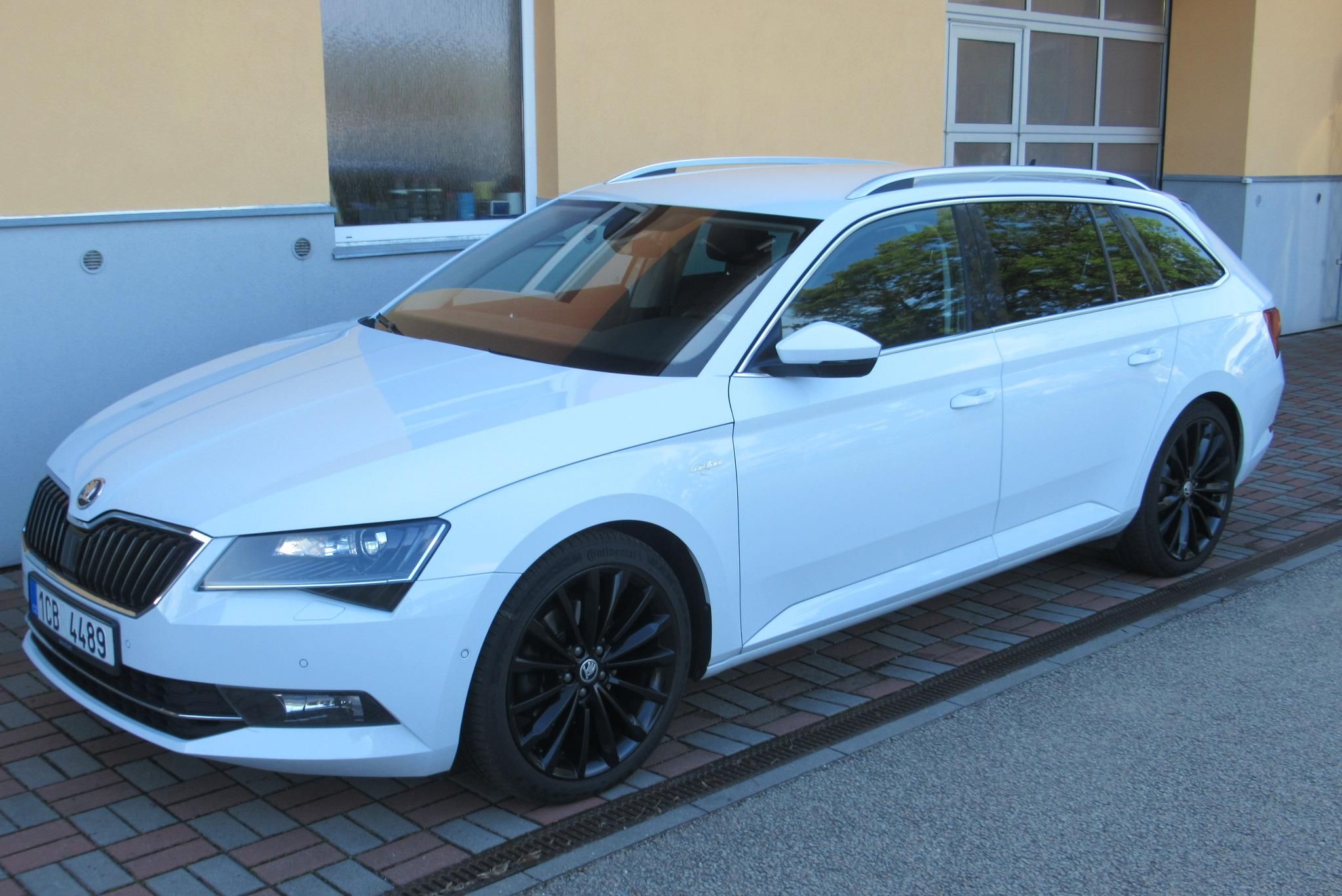 Škoda Superb, 2.0 TDI DSG L&K TAŽNÉ - fotka 4