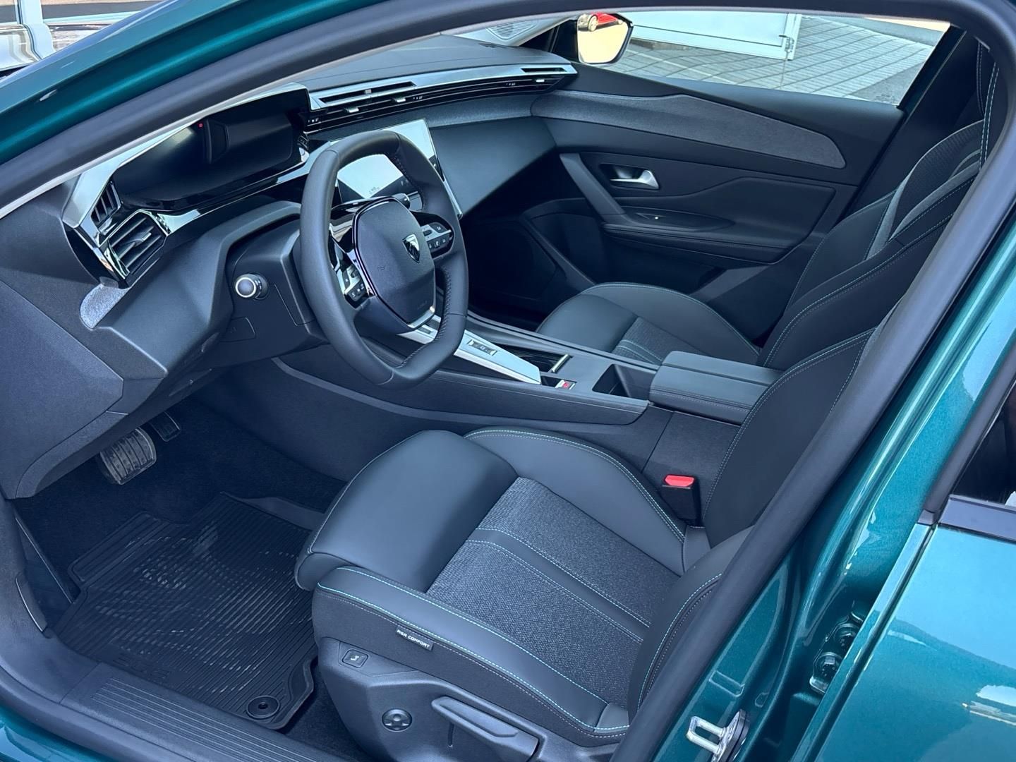 Peugeot 308, 1.2 Hybrid / 100 kW ALLURE - fotka 6