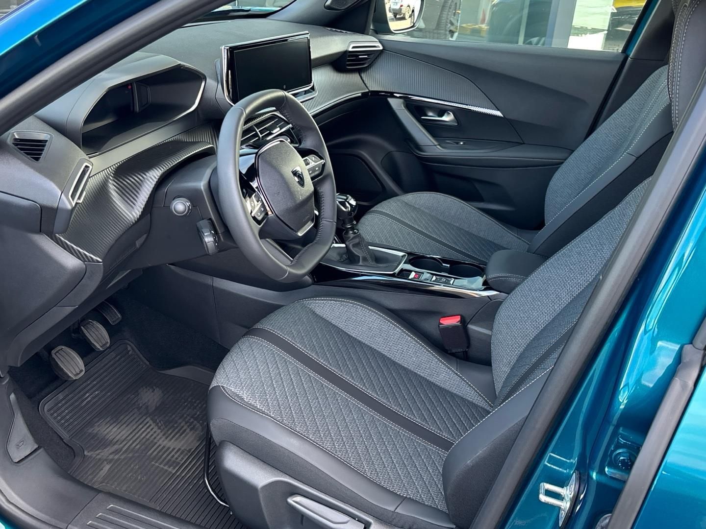 Peugeot 2008, 1.2 PureTech / 74 kW ALLURE - fotka 6