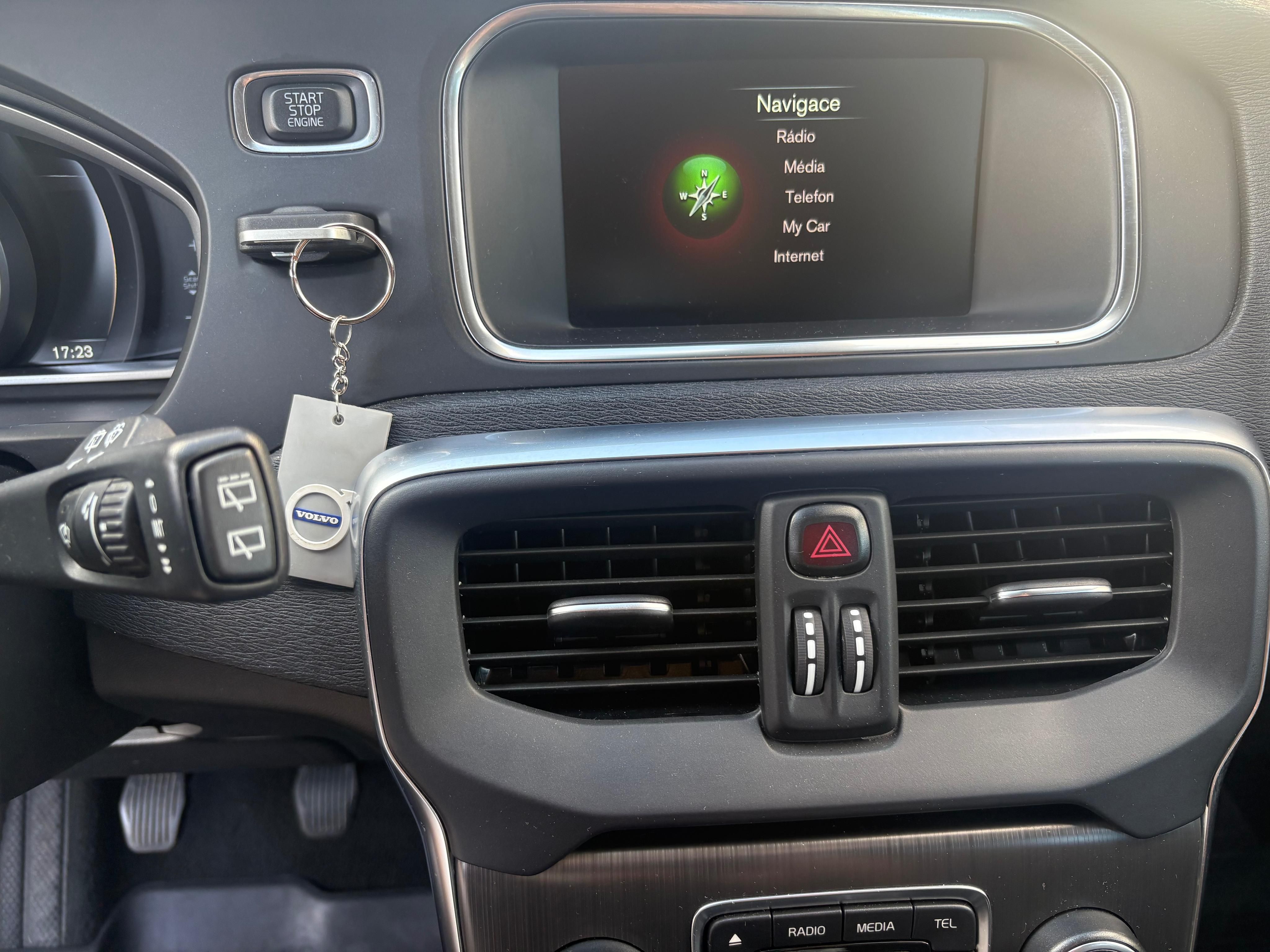 Volvo V40, D2 88kw - xenon, servisováno - fotka 6