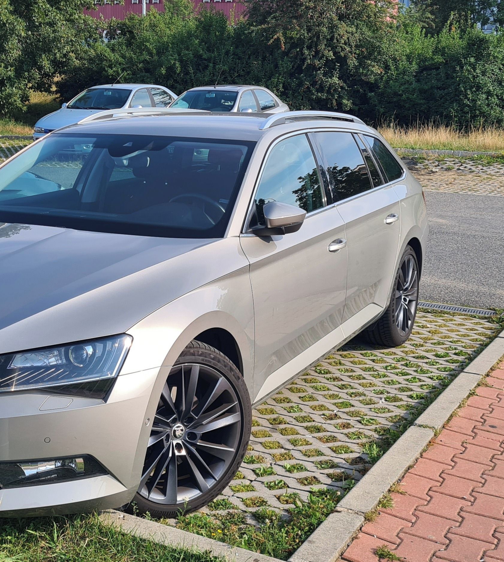Škoda Superb, 2.0 TDI, Style, prvni majitel - fotka 3