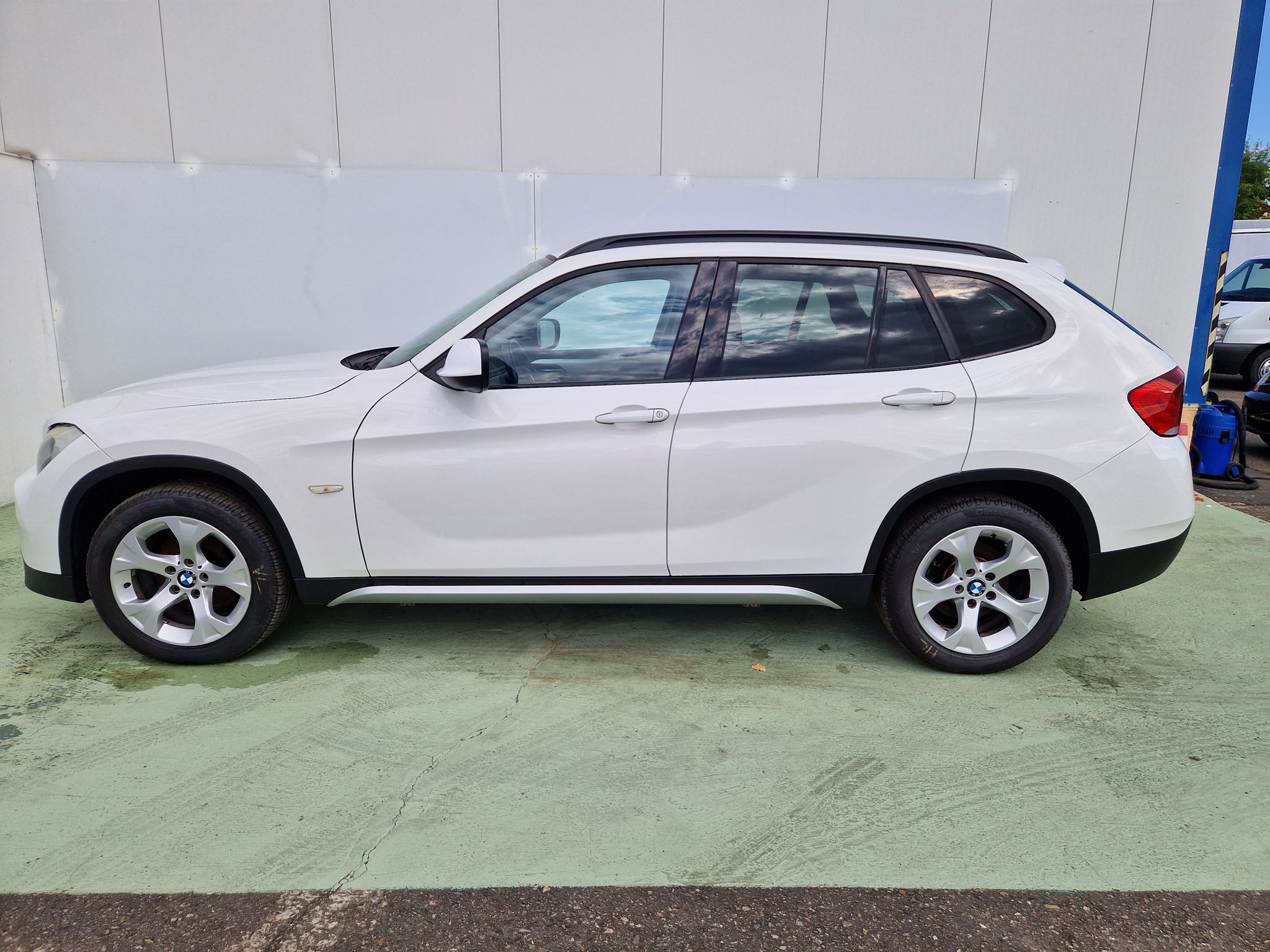 BMW X1, 2.0i, 110kW, sDrive - fotka 6