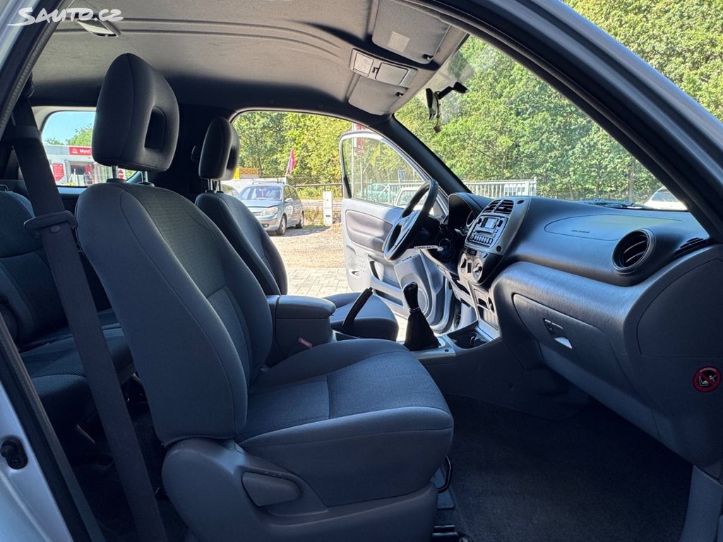 Toyota RAV4 2.0 D-4D 116 ch 4x4 • 3 portes • Boîte manuelle • Clim