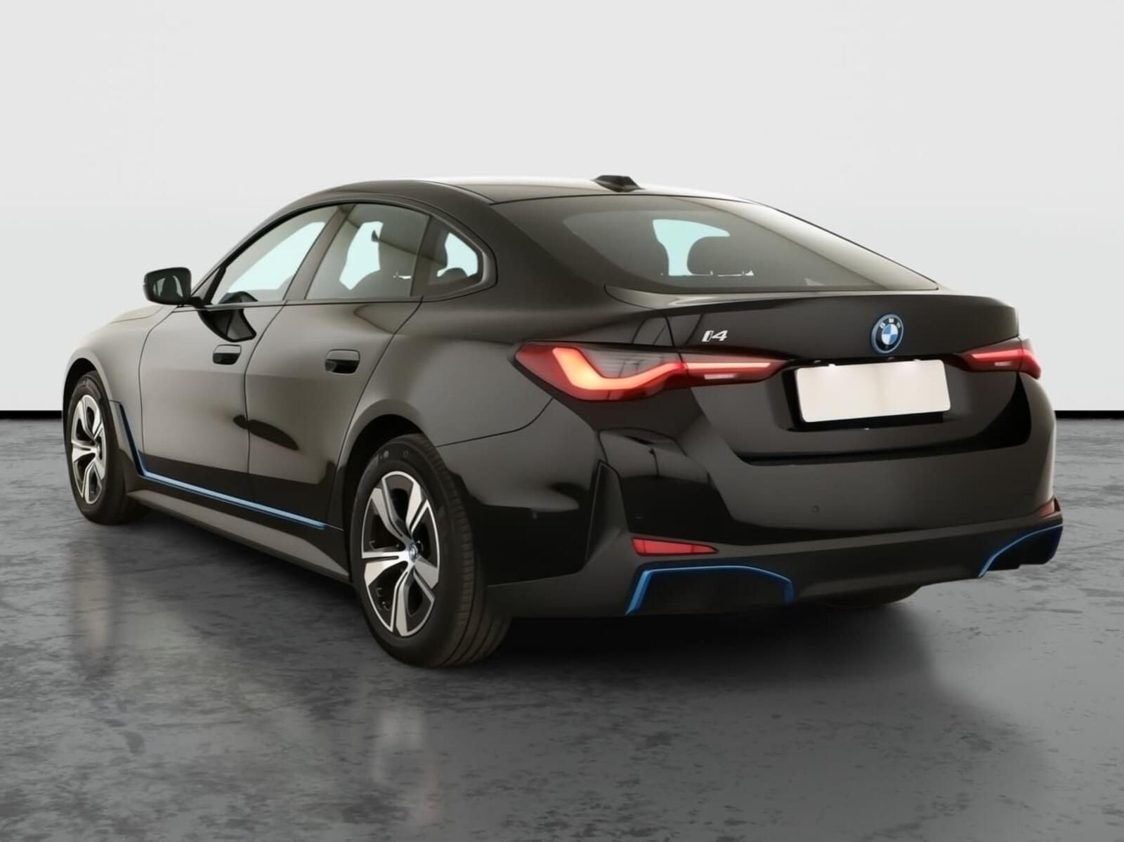 BMW i4, eDrive40, SoH 95% - fotka 4