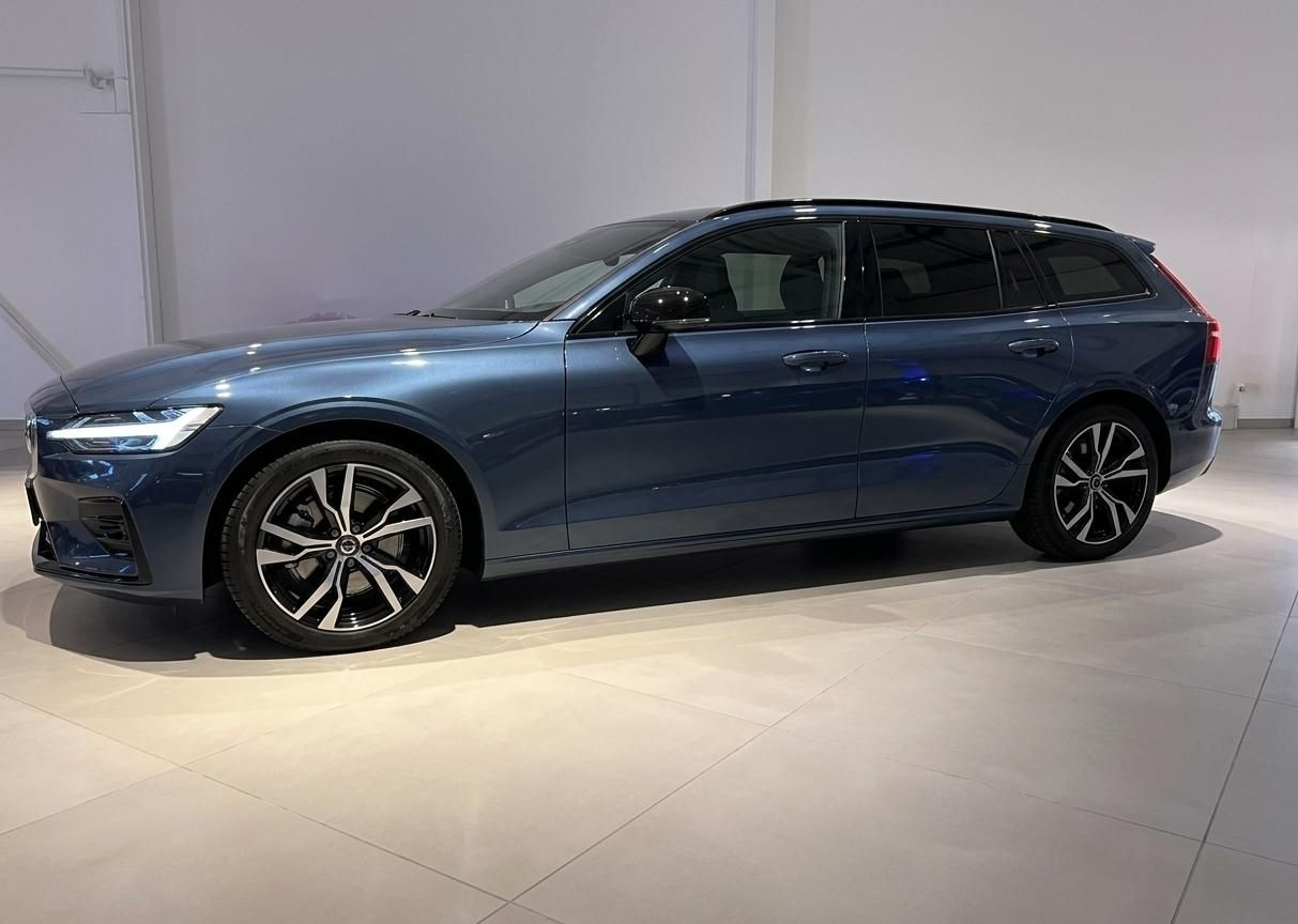 Volvo V60, B4 PLUS DARK MY27 - fotka 2