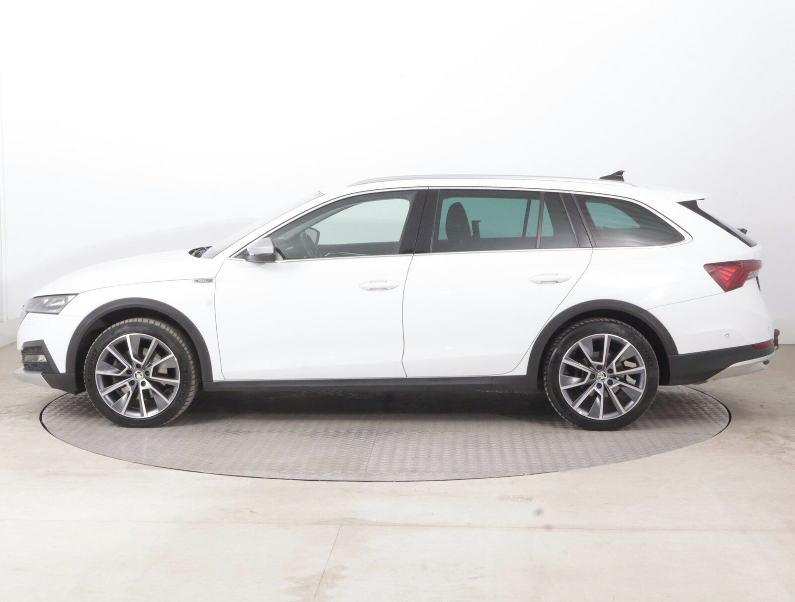 Škoda Octavia, Scout 2.0 TDI, 4X4, Automat - fotka 3