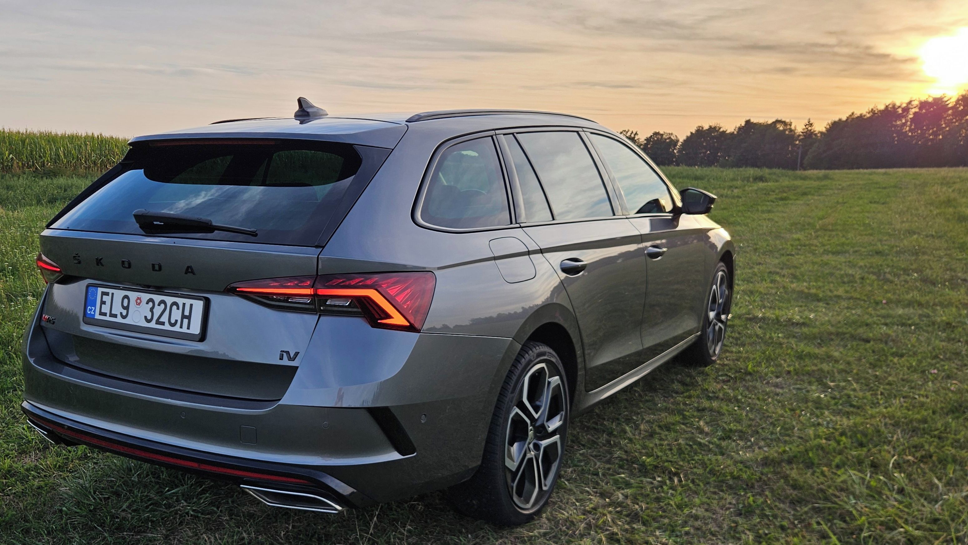 Škoda Octavia, iV RS PHEV 180kW TOP stav! - fotka 4