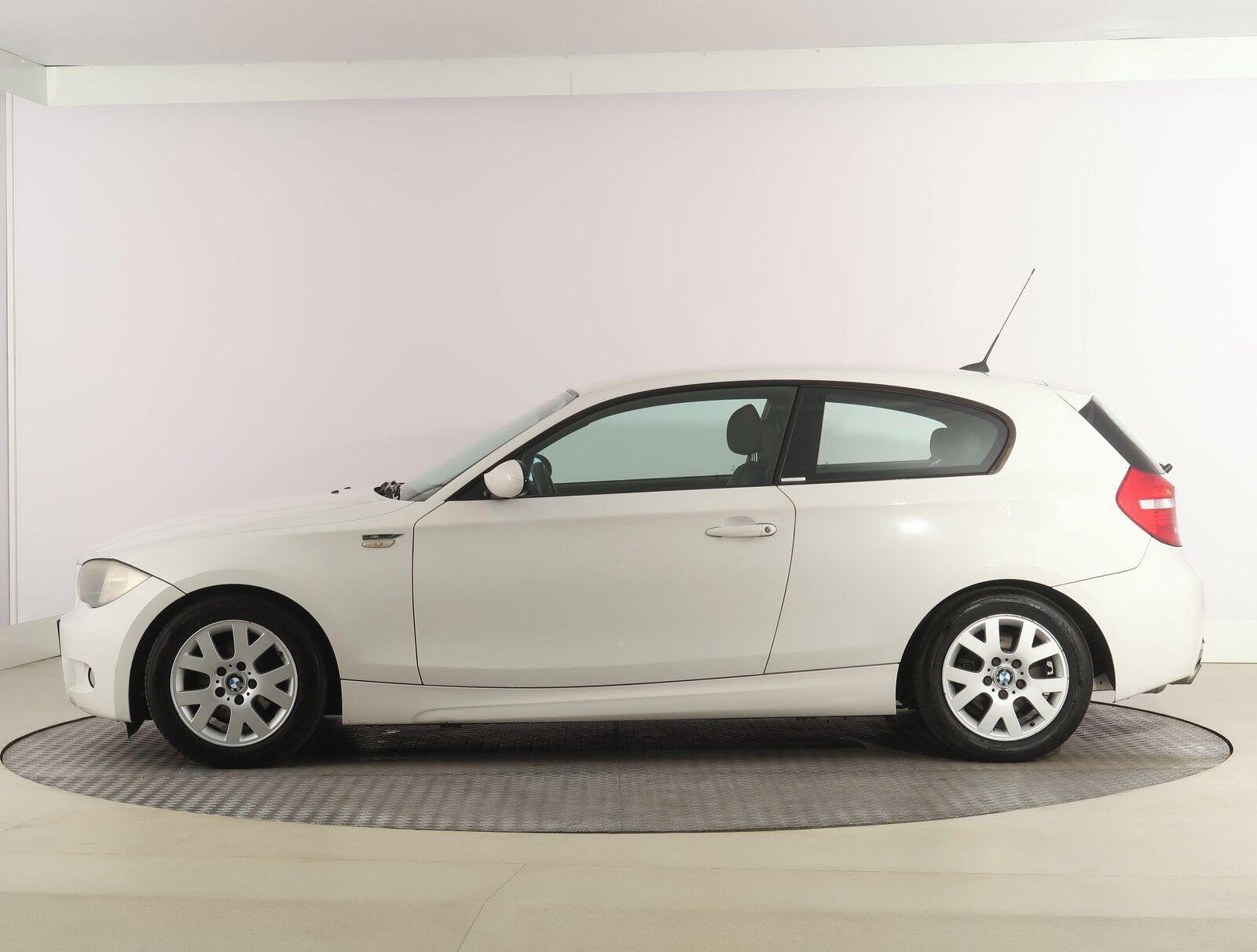 BMW Řada 1, 116i, plně pojízdný, Klima - fotka 3