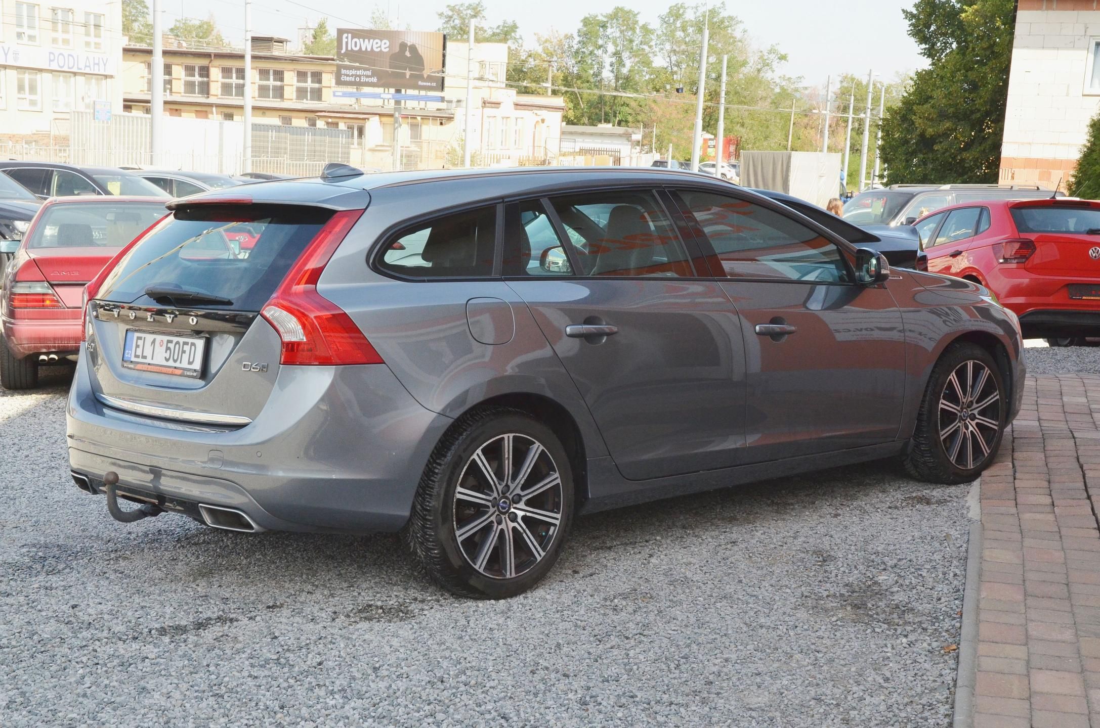 Volvo V60, 2.4 D6 AWD PHEV 212kW Momentum - fotka 6