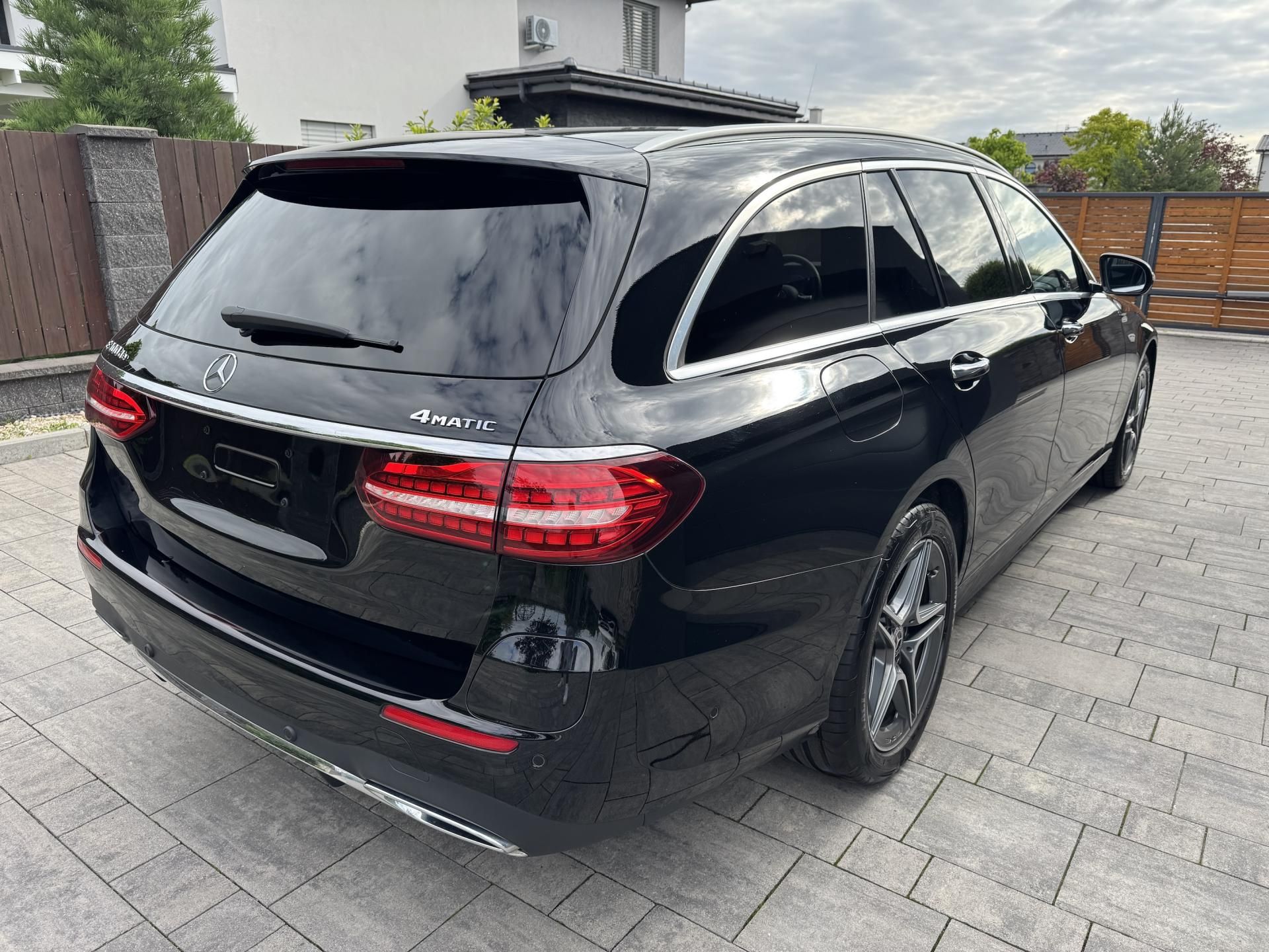 Mercedes-Benz Třídy E, E 300de 4MATIC AMG Hybrid Tažn - fotka 4