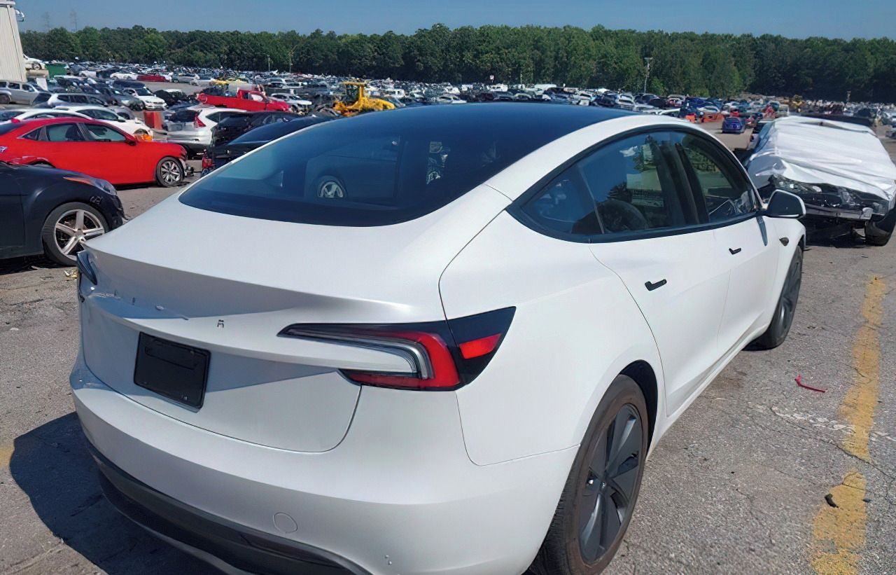 Tesla Model 3, Auto na cestě - fotka 4