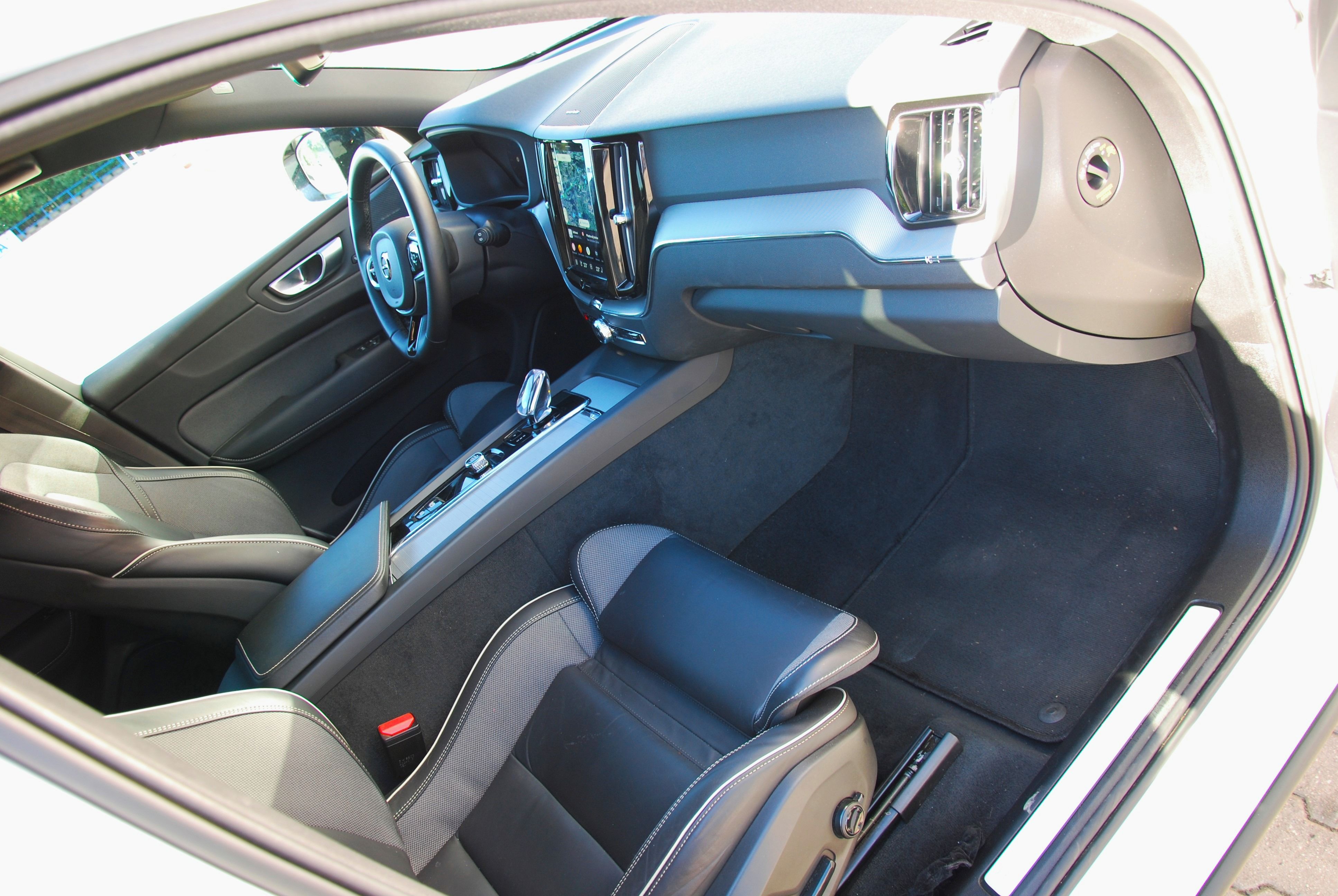 Volvo XC60, Volvo XC60 B4 4x4 - 1.majitel - fotka 6