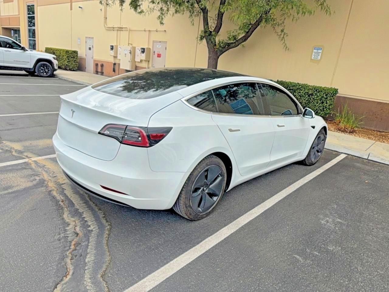 Tesla Model 3, Auto na cestě - fotka 4
