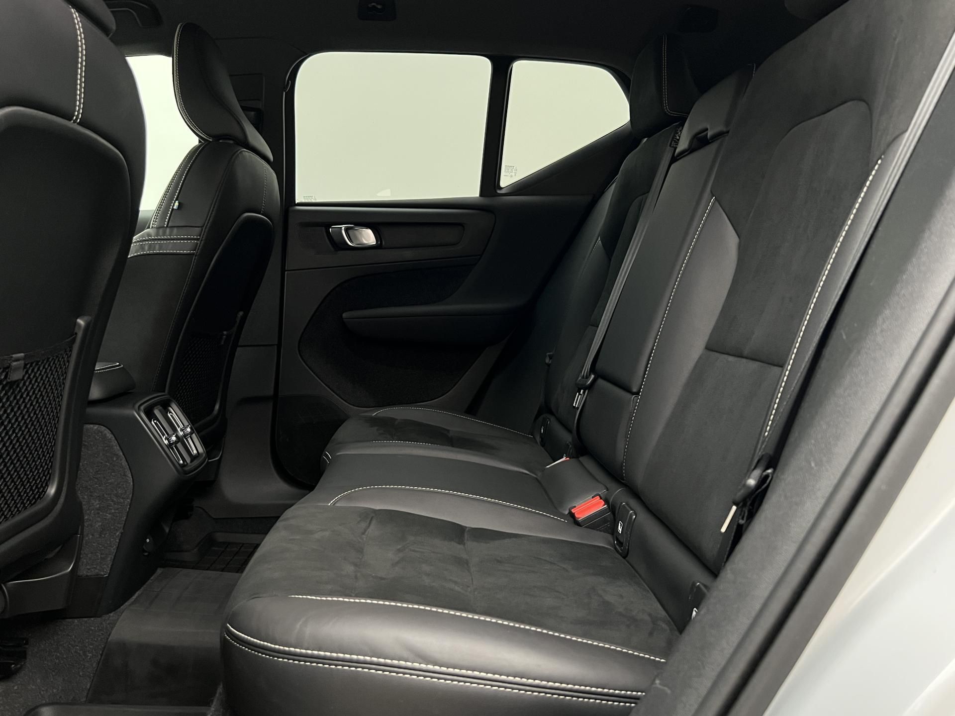 Volvo XC40, B4 AWD R-DESIGN 1. maj. - fotka 6