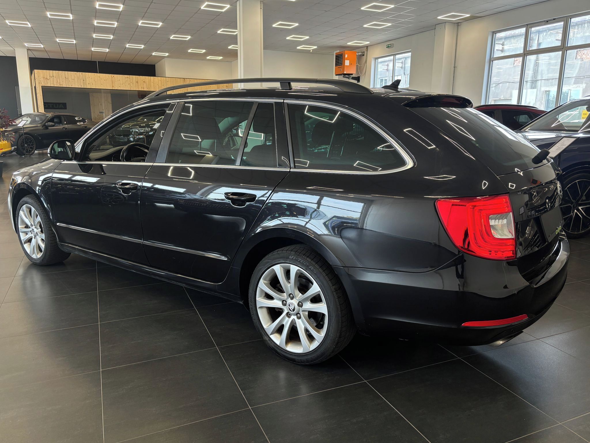 Škoda Superb, 2.0TDI 125kW DSG, LED, Senzory - fotka 4