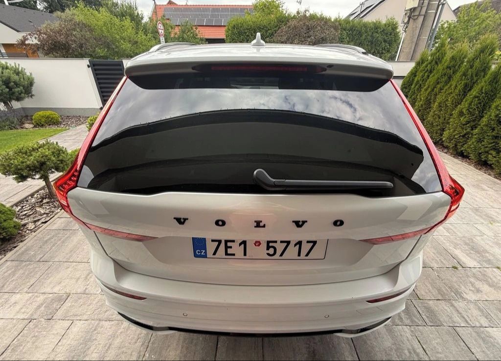 Volvo XC60, B5 AWD Ultimate Dark - fotka 3