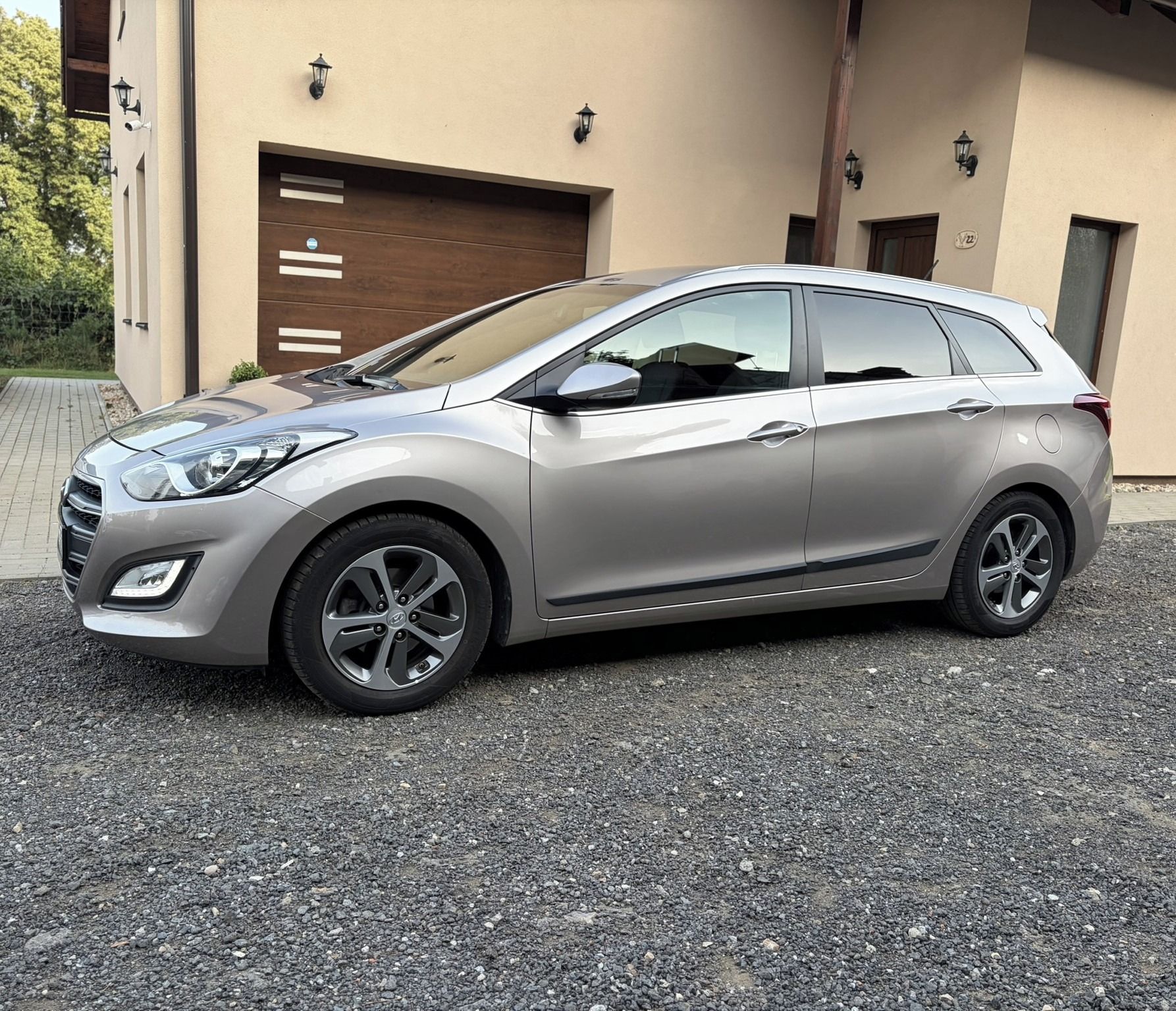 Hyundai i30, 1.6GDi Automat 66tiskm. Rv2016 - fotka 2