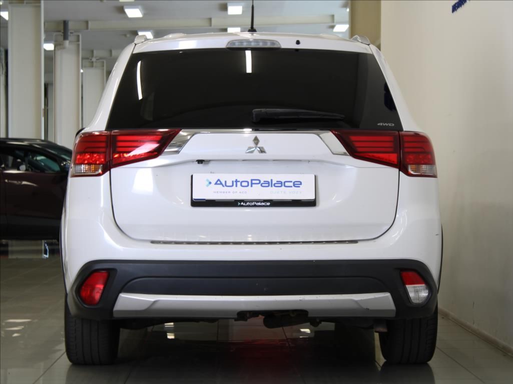 Mitsubishi Outlander, 2,3 DI-D 110kW 4x4 7-míst ČR - fotka 4