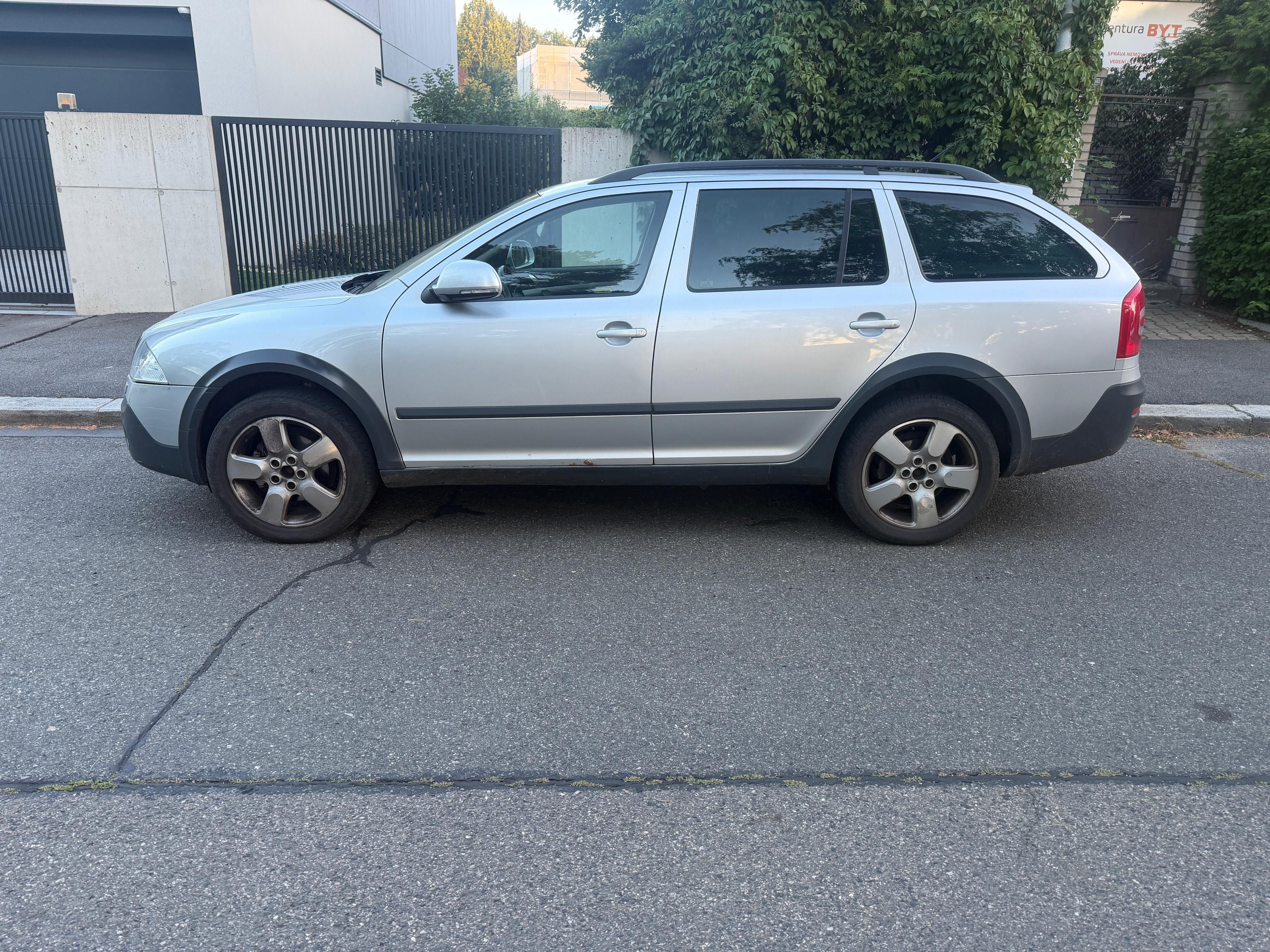 Škoda Octavia, 2.0 benzin,scout 4X4 serviska - fotka 5