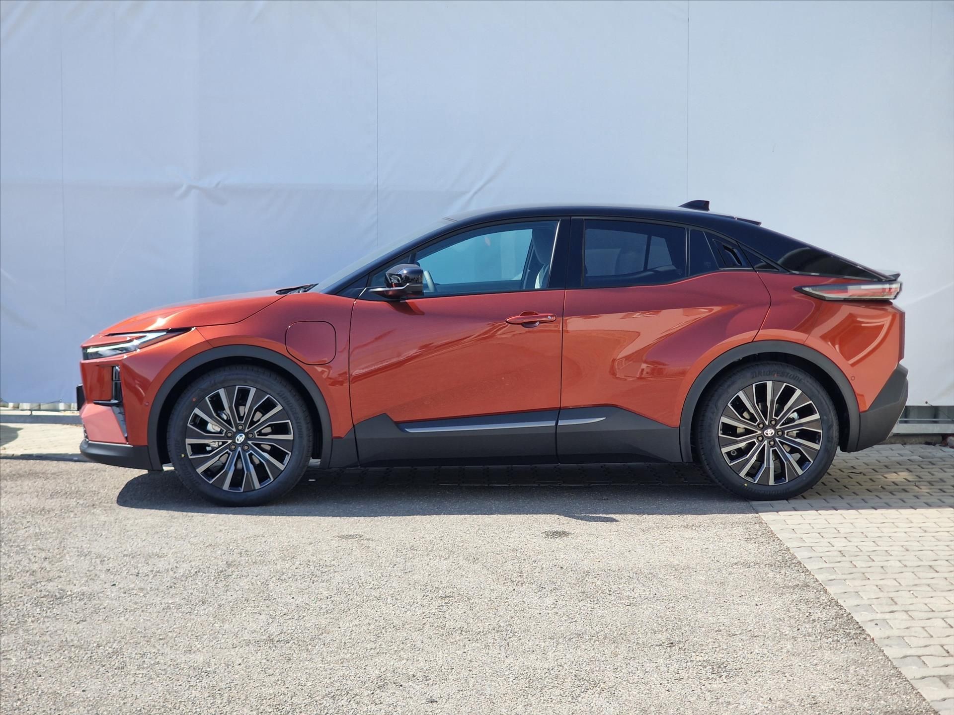 Toyota C-HR, + 77 kWh, pohon AWD (4×4) 343k - fotka 2
